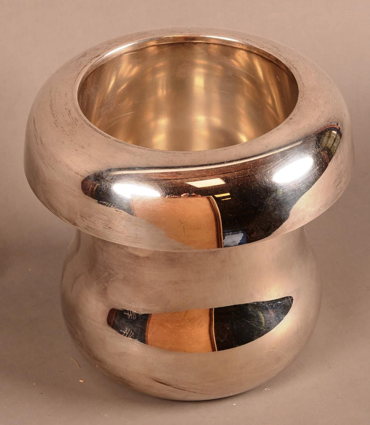 Seau à glaces en métal argenté Ice bucket in silver plated metal in the shape of&hellip;