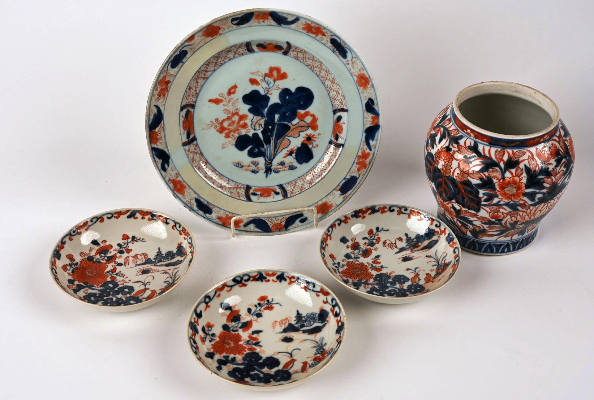 CHINE/JAPON 5 pièces en porcelaine Imari 中国/印度尼西亚 - 5件伊万里瓷器，包括3个碟子，1个盘子和1个花瓶