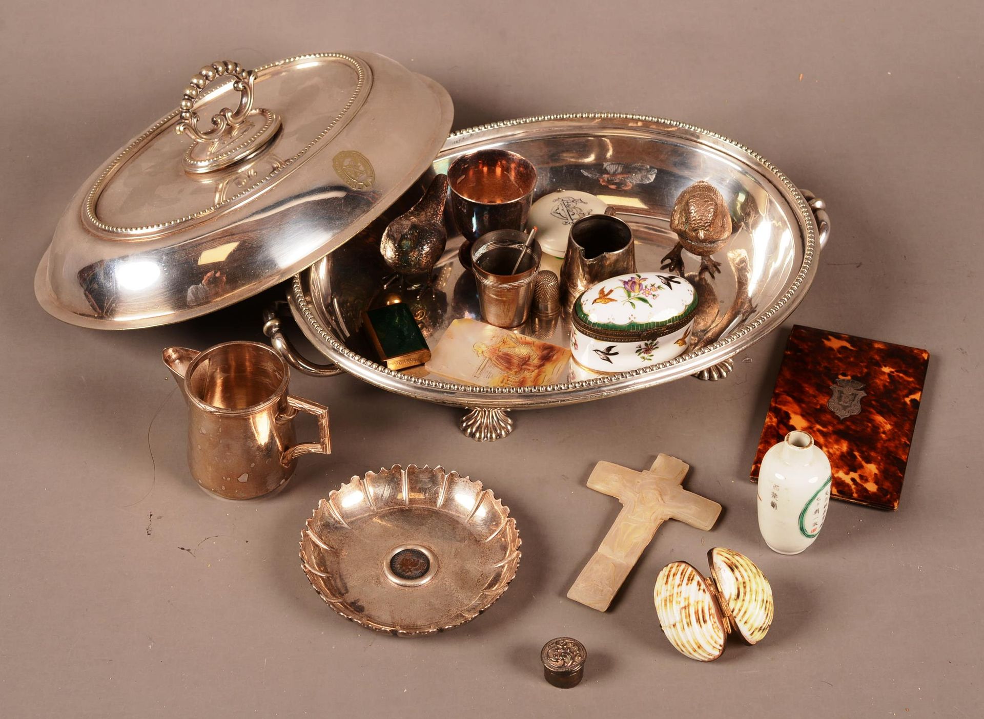 Fond de tiroir 抽屉底部包含在一个有盖的镀银蔬菜盘中，包括

银钳子 - 瓷盒 - 珍珠母盒 - ......