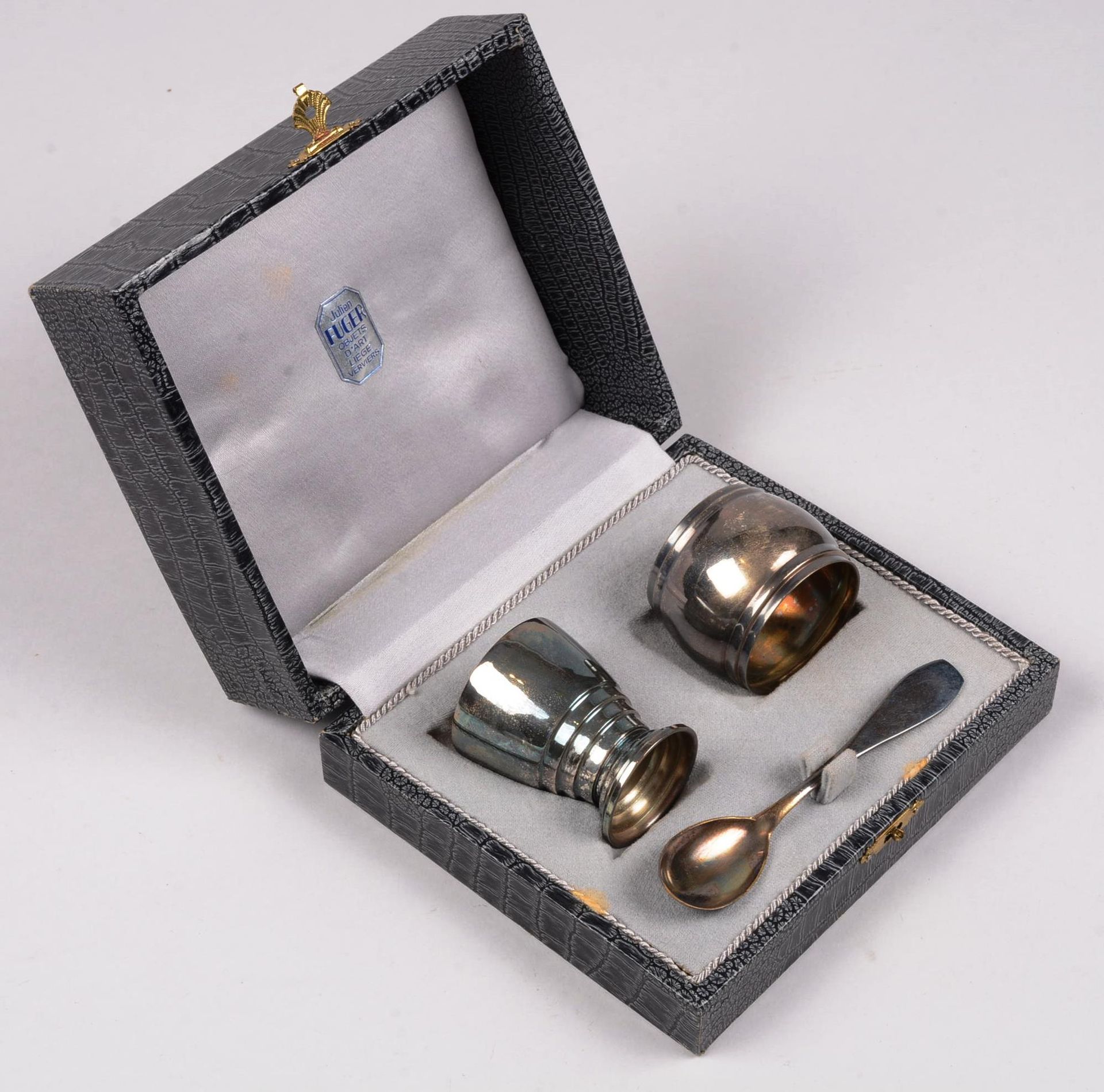 COFFRET DE BAPTEME 洗礼盒内有三件镀银制品，一个茶匙、一个杯子和一个餐巾环