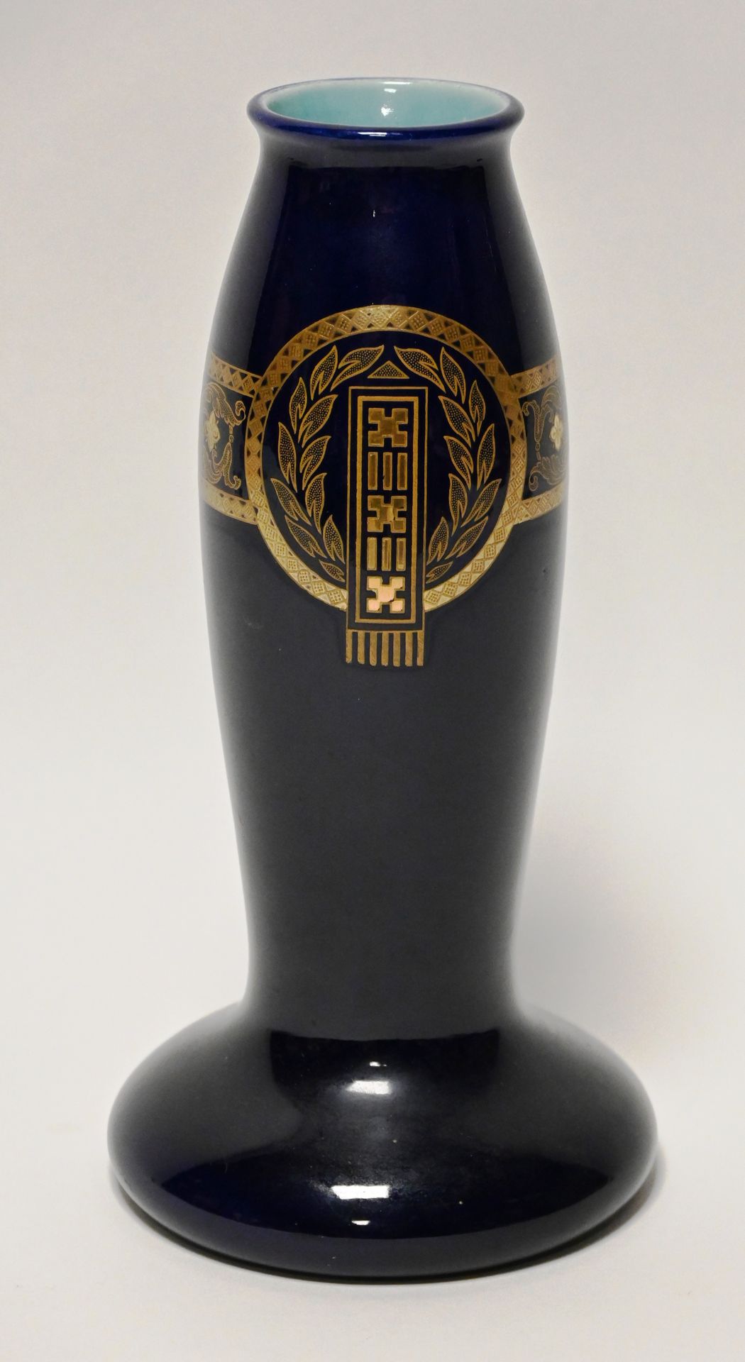 Vase à fond bleu roi 萨勒盖米斯。

花瓶有皇家蓝色背景和镀金的门楣装饰。有签名和编号的。

高：28.5厘米