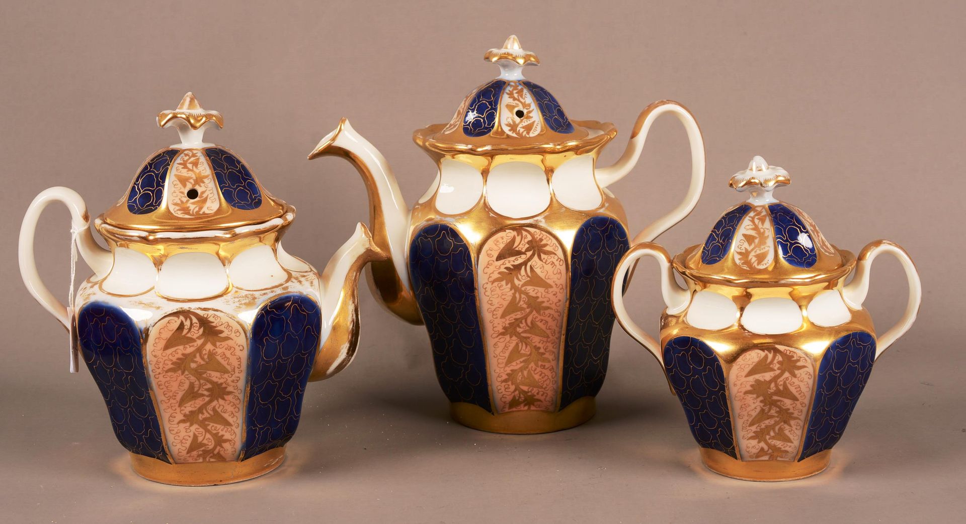 Suite de 3 éléments en porcelaine 3套多色瓷器，包括咖啡壶-茶壶-糖碗。修复--事故