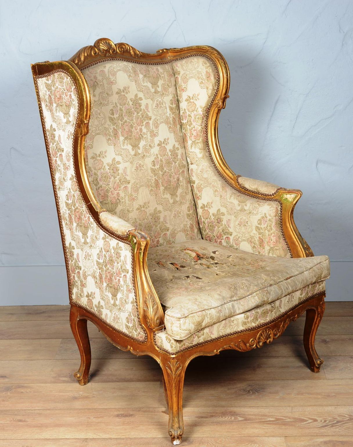 Grand fauteuil à oreilles 大型雕刻和镀金的木质扶手椅，带耳朵。

路易十五风格。法国，20世纪初。

按原样。

尺寸：128厘米x6&hellip;