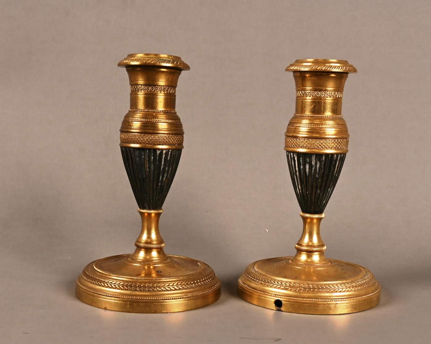PAIRE DE BOUGEOIRS EN BRONZE Pair of ormolu and patinated candlesticks in the Lo&hellip;