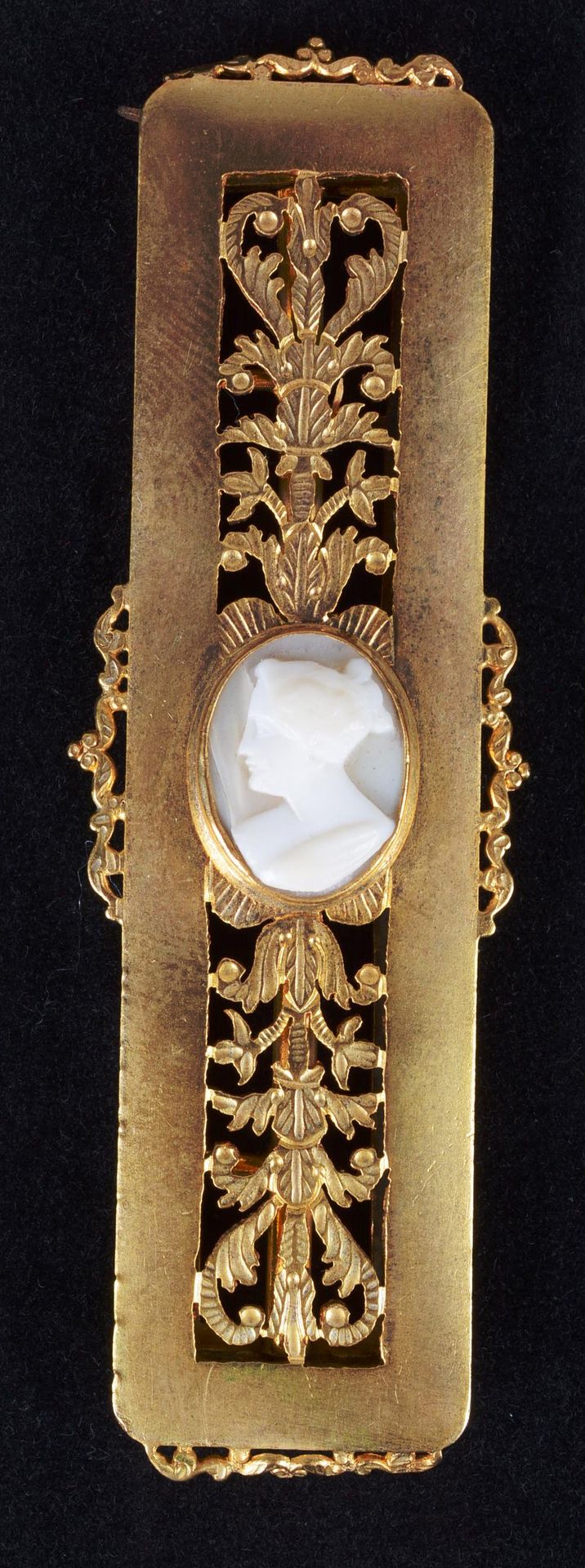 BROCHE CAMÉE Rectangular cameo brooch in pompon.

It is adorned with a cameo eng&hellip;