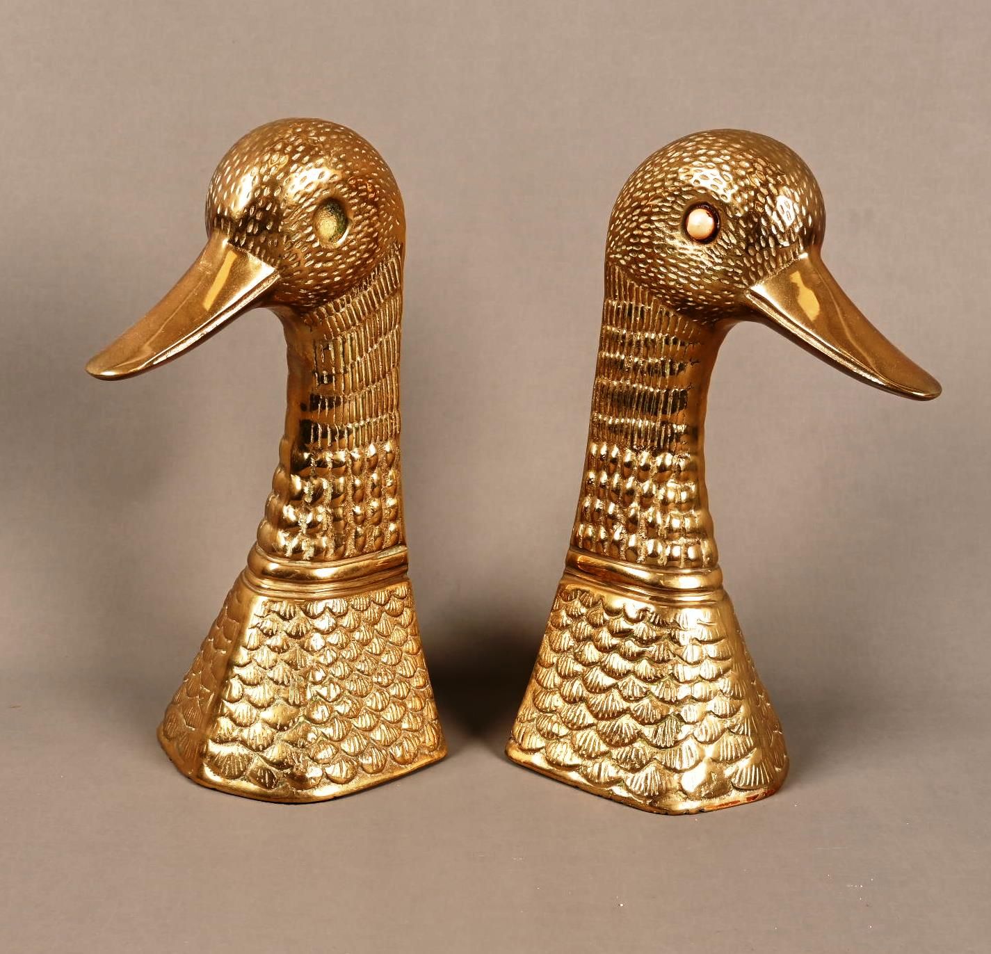 PAIRE DE SERRE-LIVRES Pair of bookends with duck head in gilded brass.

H : 22,5&hellip;