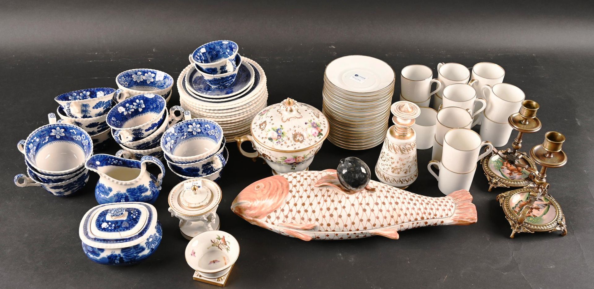 Fond d'armoire Fond d'armoire composé de pièces en porcelaine dont partie de ser&hellip;