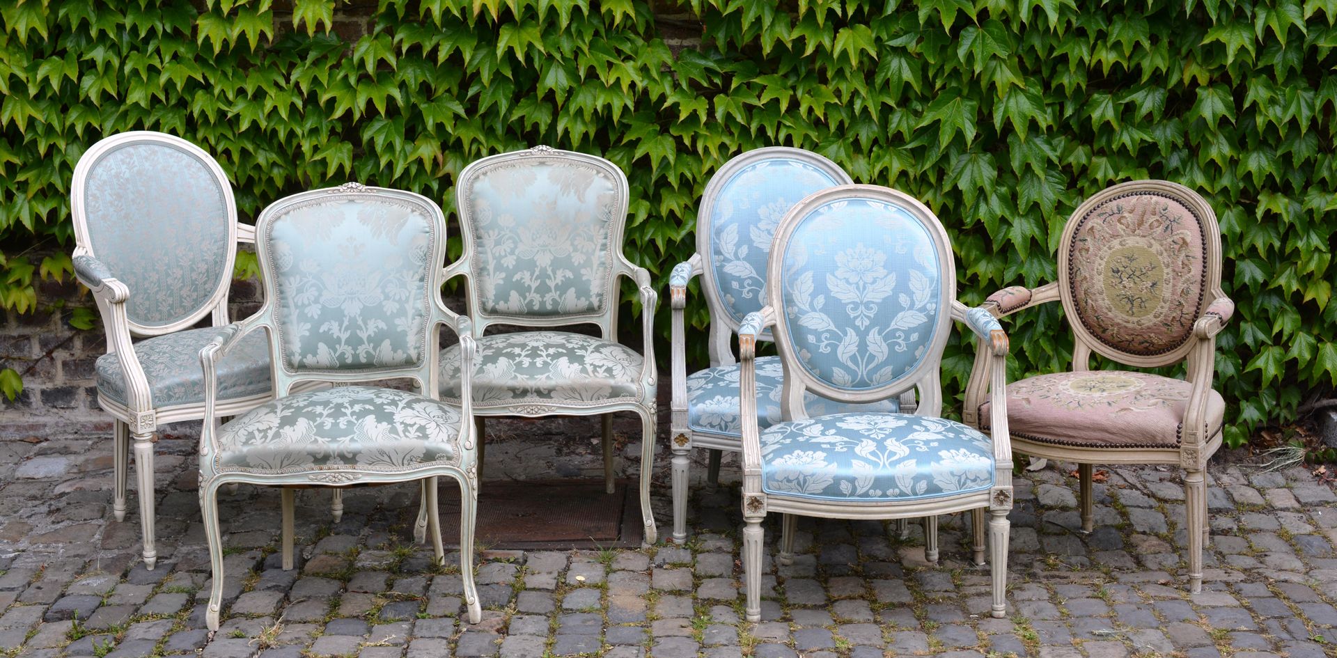 Suite de 6 fauteuils de style. Suite of 6 armchairs of style.