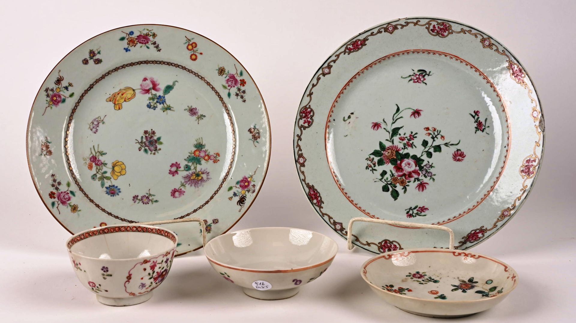 CHINE suite de 5 éléments en porcelaine 中国 - 一套5件瓷器，其中一些带有粉彩，花卉装饰：2个盘子（碎片，头发）直径：&hellip;