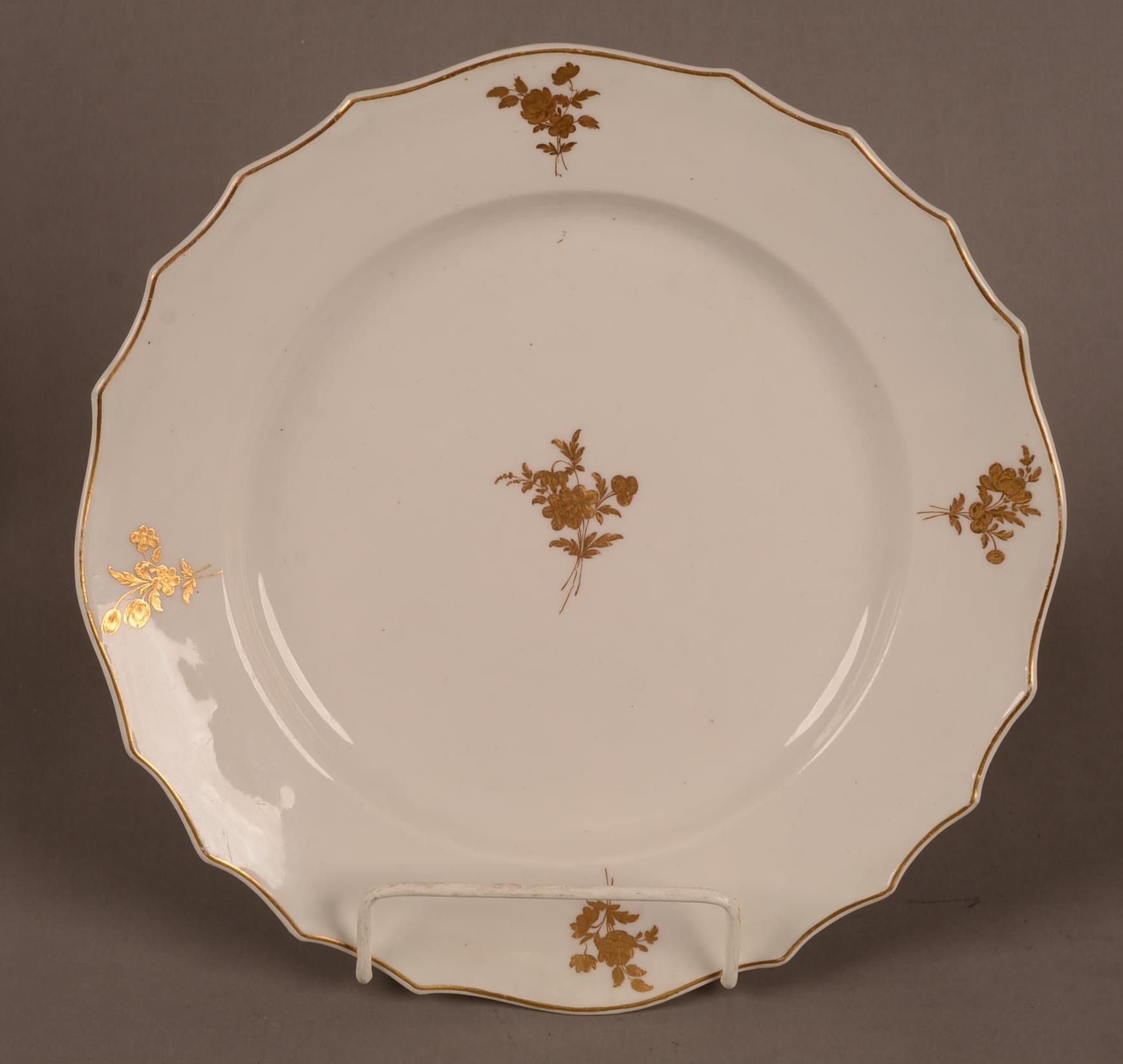 Assiette chantournée en porcelaine de Tournai 图尔奈

一个图尔奈瓷盘，装饰有5个金色花束和一个金色边框。背面有签&hellip;