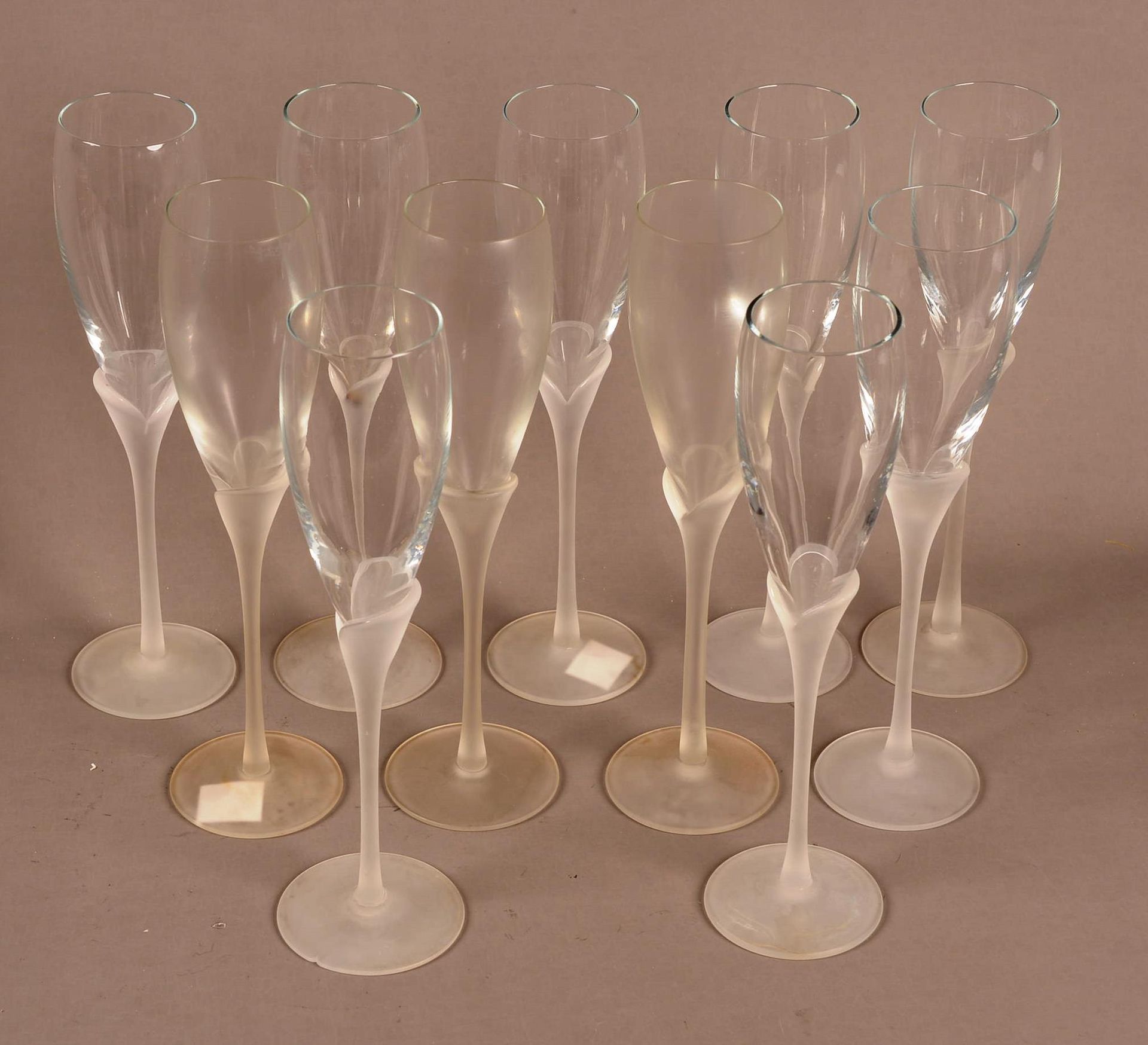 Suite de 11 coupes à champagne Suite de 11 coupes à champagne à pied en verre gi&hellip;