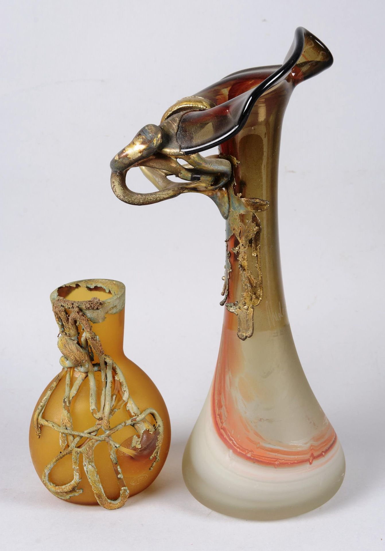 Paire de vases modernes 两套现代花瓶，彩色玻璃和金属，有两个不同的签名 高：34和15.50厘米