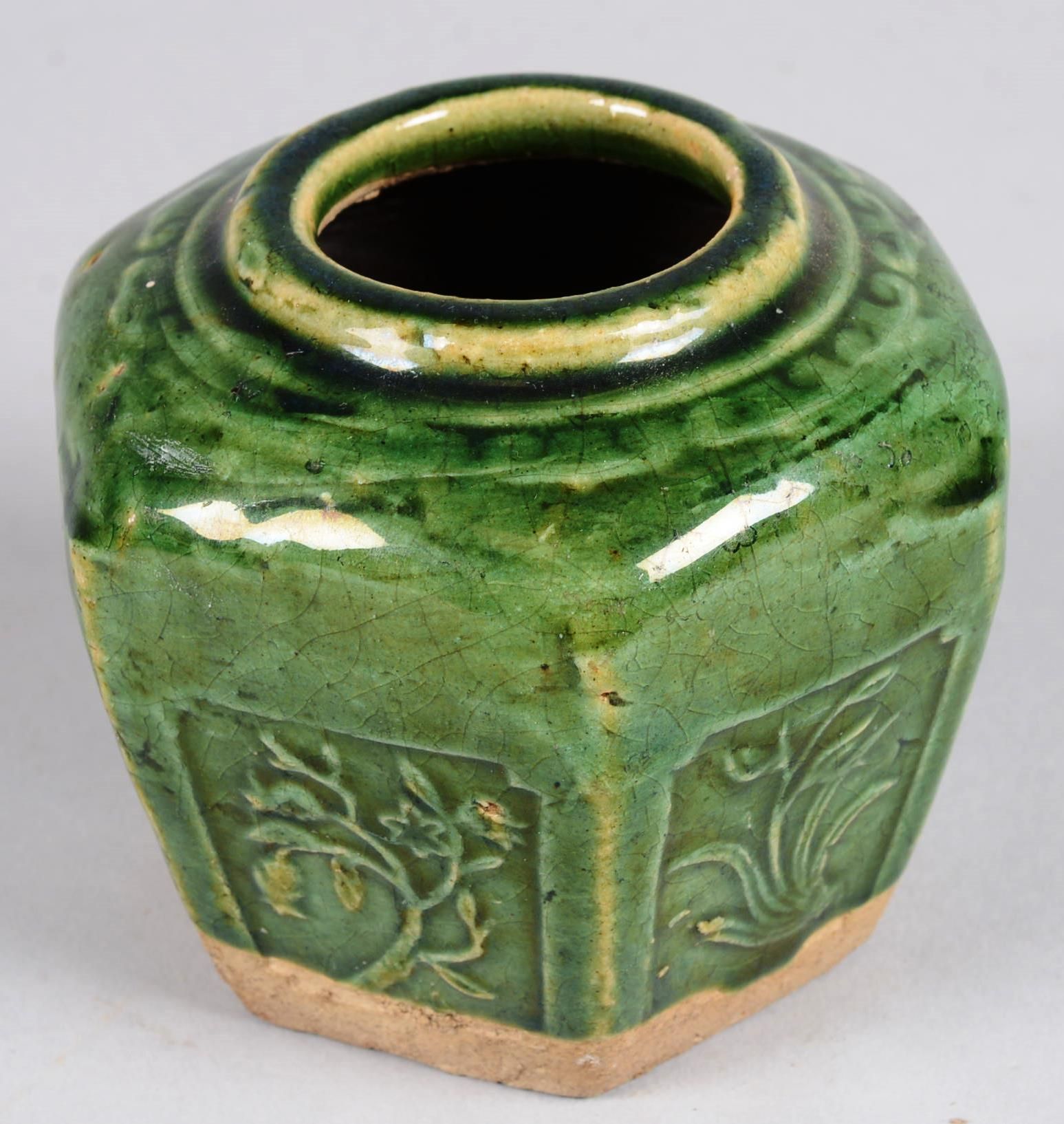 Petit cache-pot de forme hexagonale 中国或越南。 
炻器小六边形壶，铜绿釉，模印莲花装饰。19世纪末。 
高度：9厘米 
直&hellip;