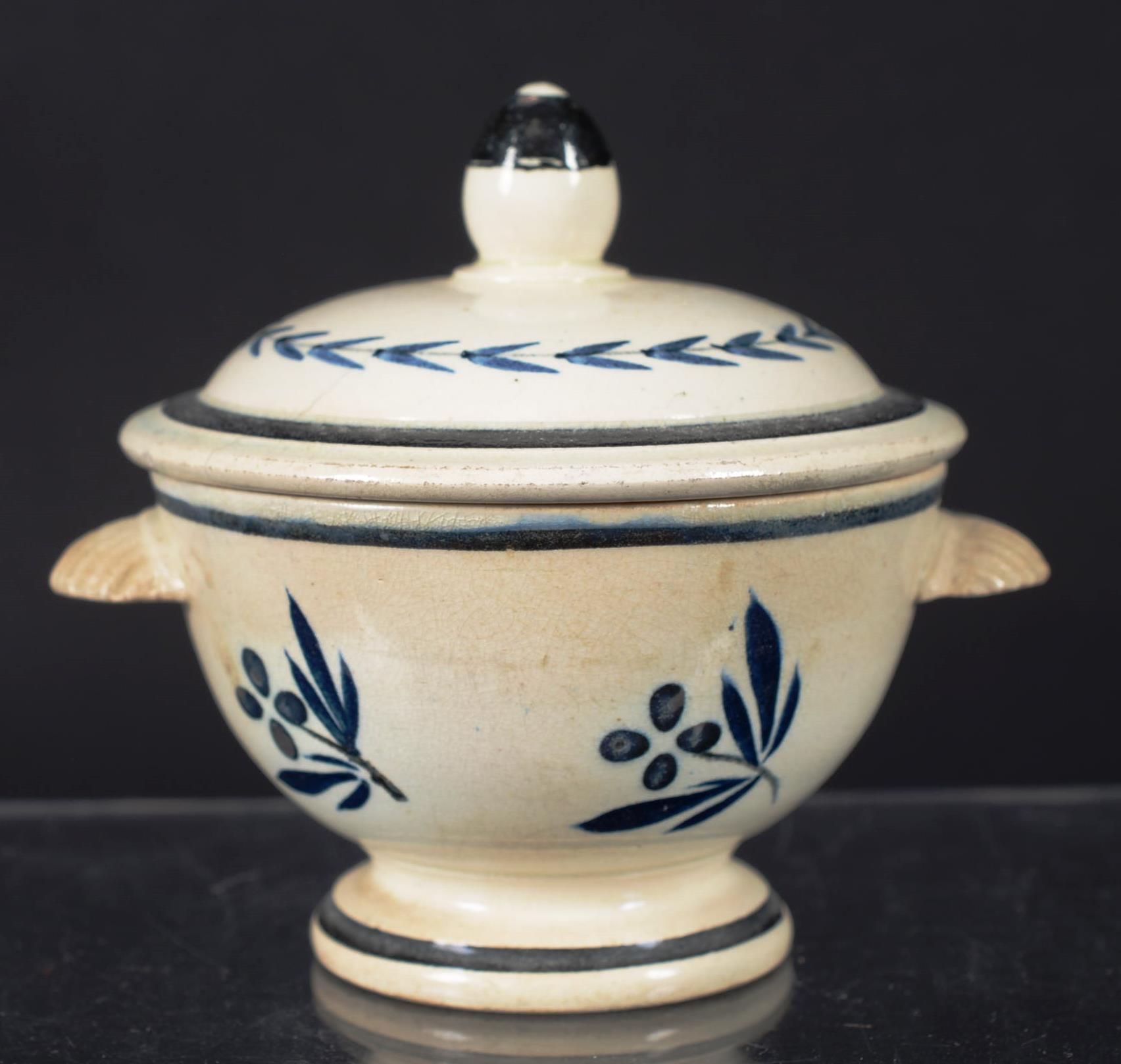 BELGIQUE : Ecuelle couverte 比利时。

一件精美的陶器圆碗，有两个把手，呈有盖的贝壳状，用蓝色和棕色装饰着花卉图案和花环。

19世&hellip;