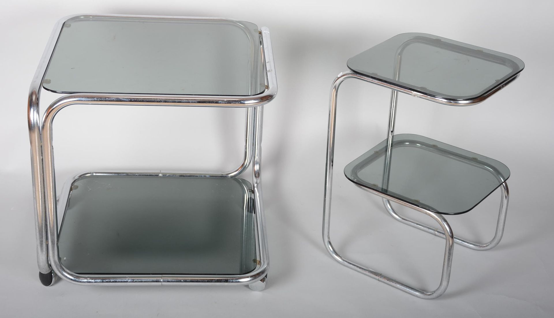 Deux tables basses années '70 一套两个70年代的咖啡桌，铝管和烟熏玻璃架子 - 大的那个有4个脚轮，高：57厘米 架子（2）55 &hellip;