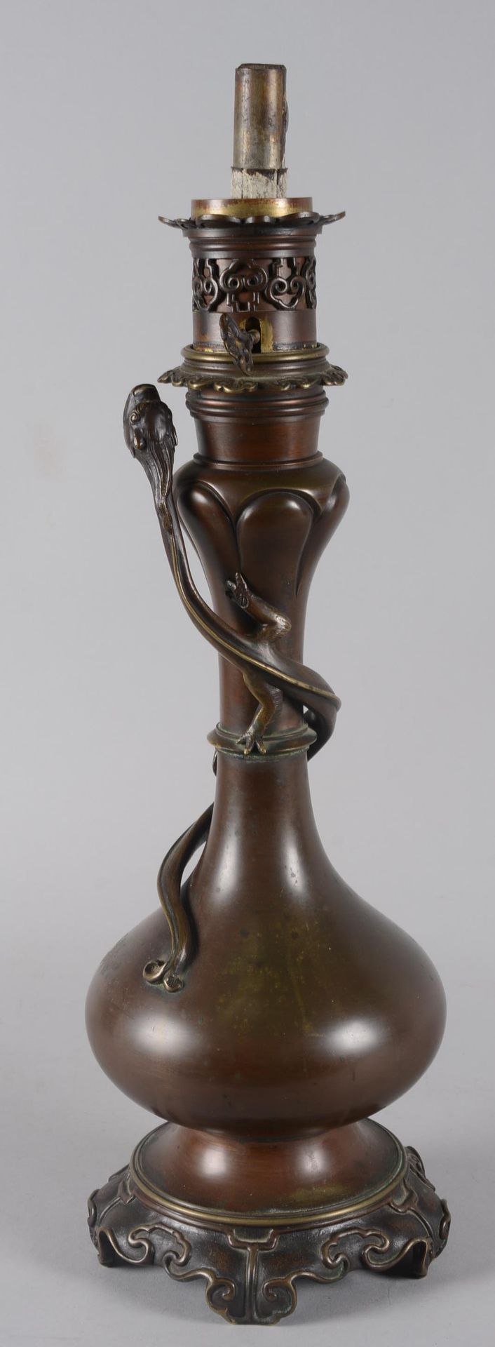 Lampe en bronze à décor d'un lézard 日本。

饰有蛇身蜥蜴的青铜灯（奇龙）。

日本, 明治时期 ( 1868 - 1912&hellip;