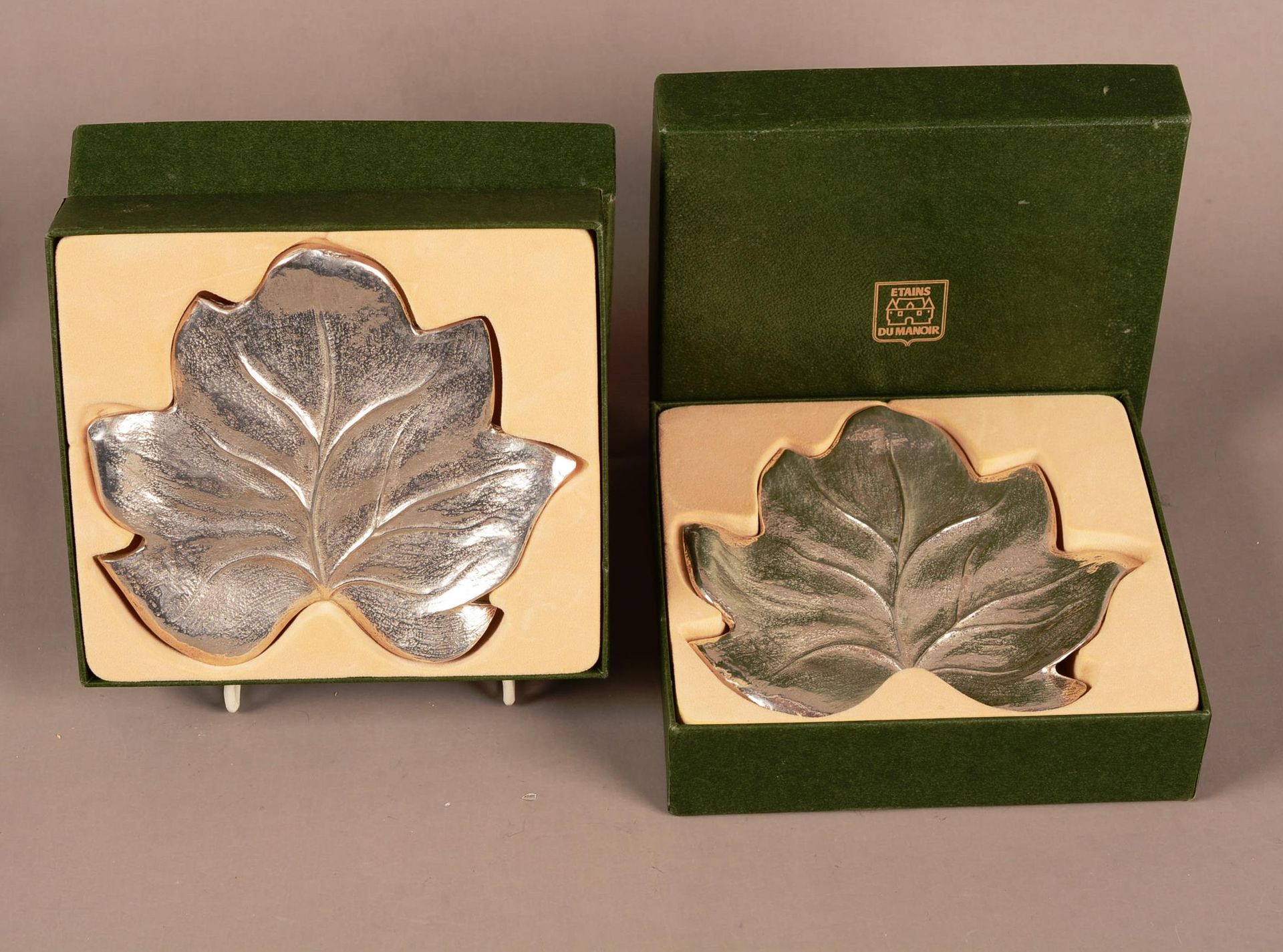 Etains du Manoir. Pewter of the Manor.

Pair of stylized maple leaves in pewter,&hellip;