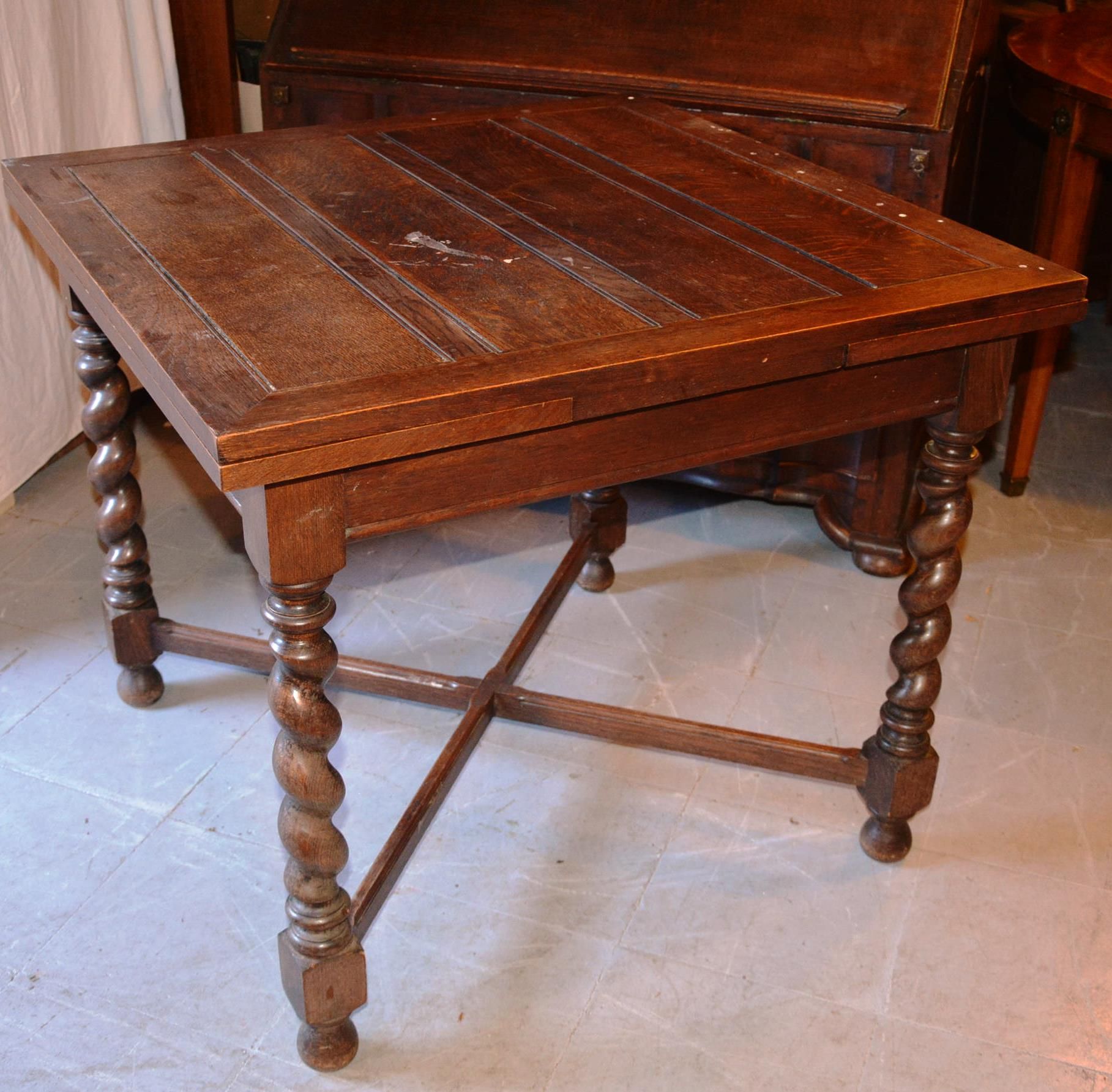 Petite table en chène 橡木小桌，有四个转弯的腿。

19世纪末/20世纪初。

尺寸：76厘米x90厘米x90厘米