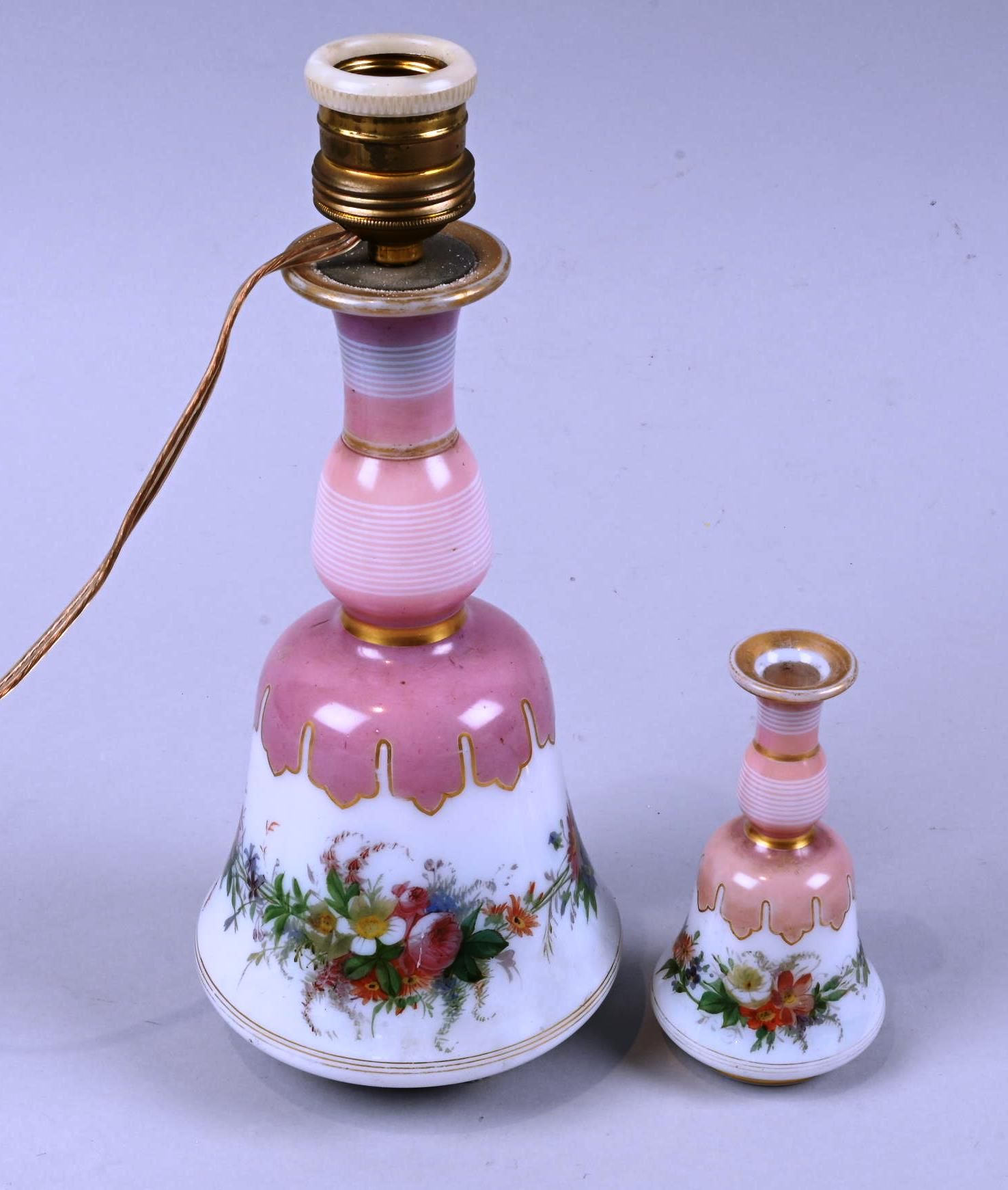 Suite de deux objets en opaline. 两个乳白色物体组成的套房。

一盏灯（高28厘米）和一个小花瓶（12厘米）。