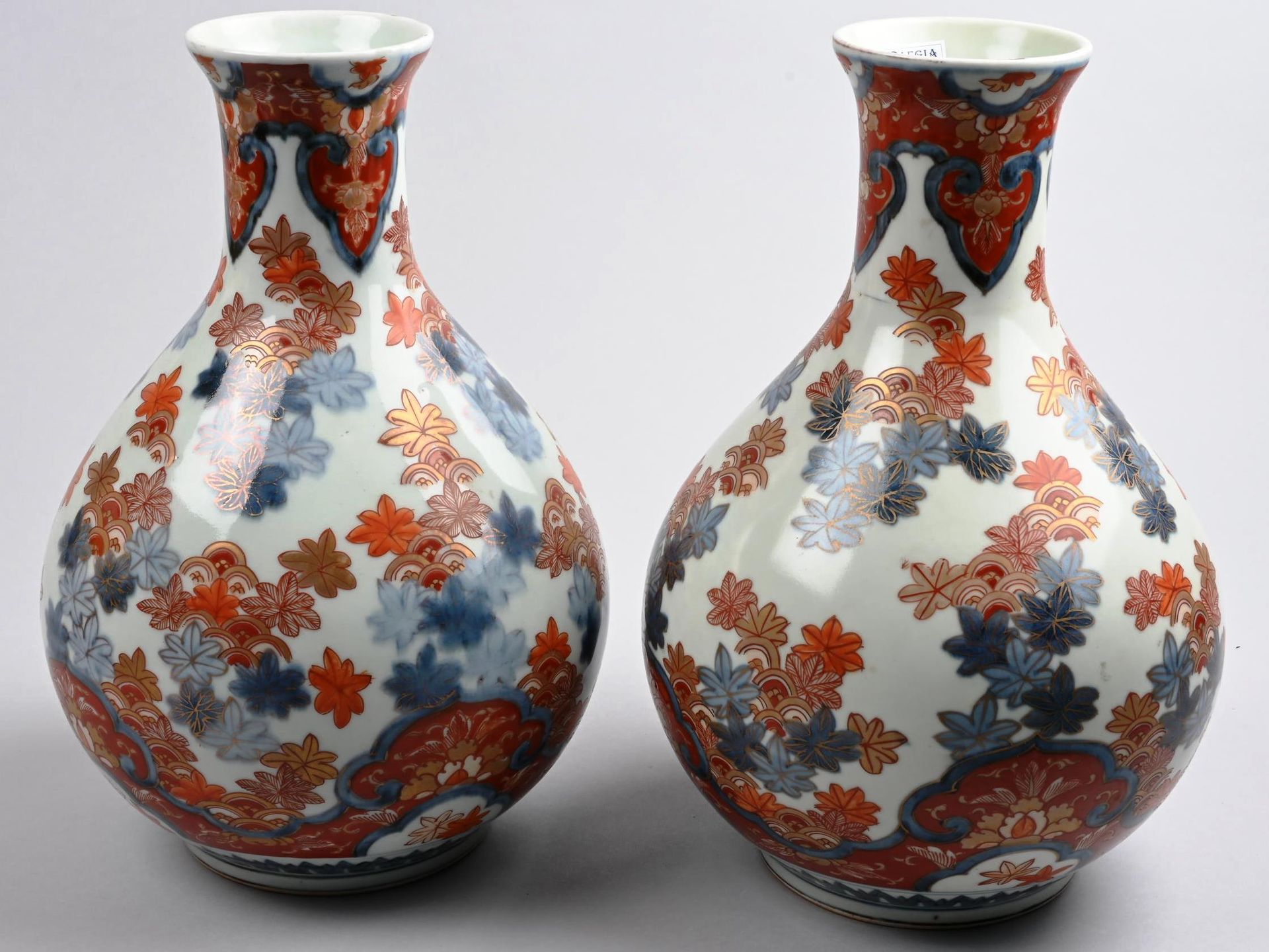 JAPON Paire de vases 日本，一对带花饰的瓷瓶，20世纪初 高：30厘米