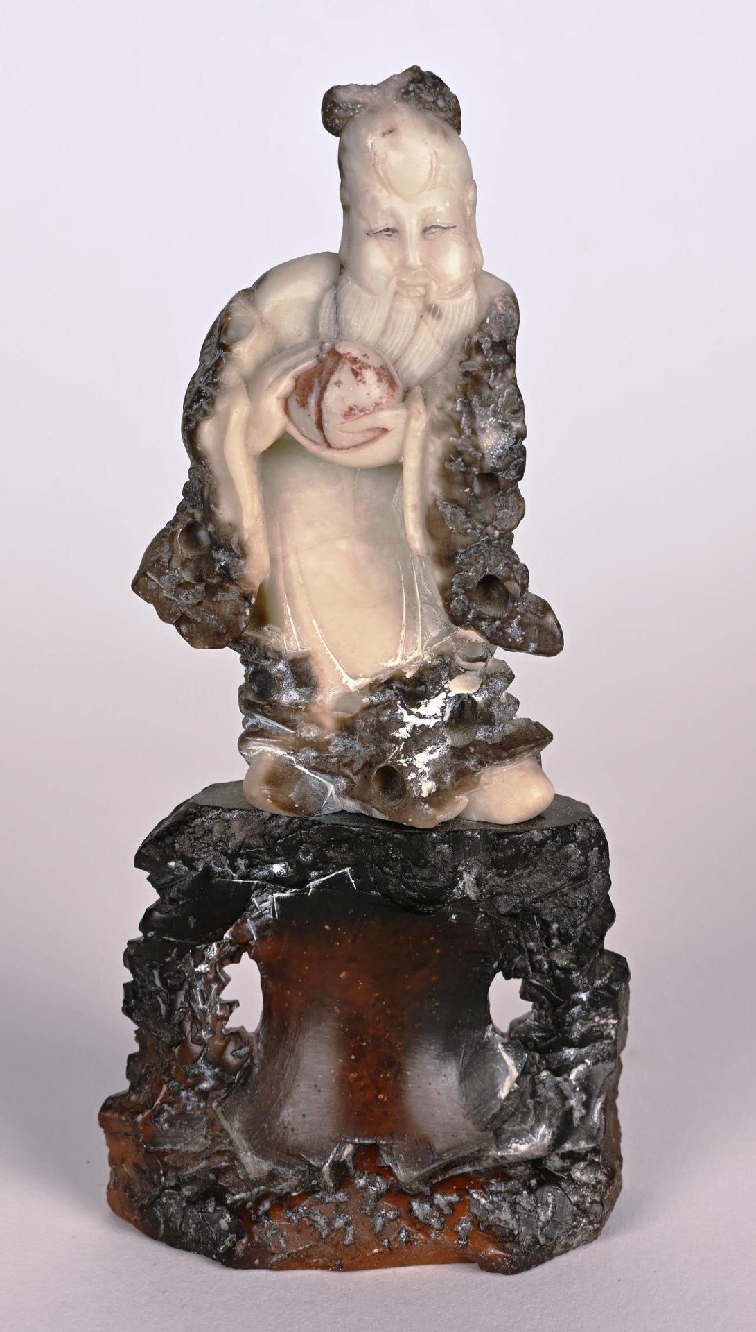 Sculpture en jadéite d'un sage 中国。

翡翠雕刻的智者与岩石上的世界地图。

雕刻分两部分。

事故和失踪。

总高度：15厘米&hellip;