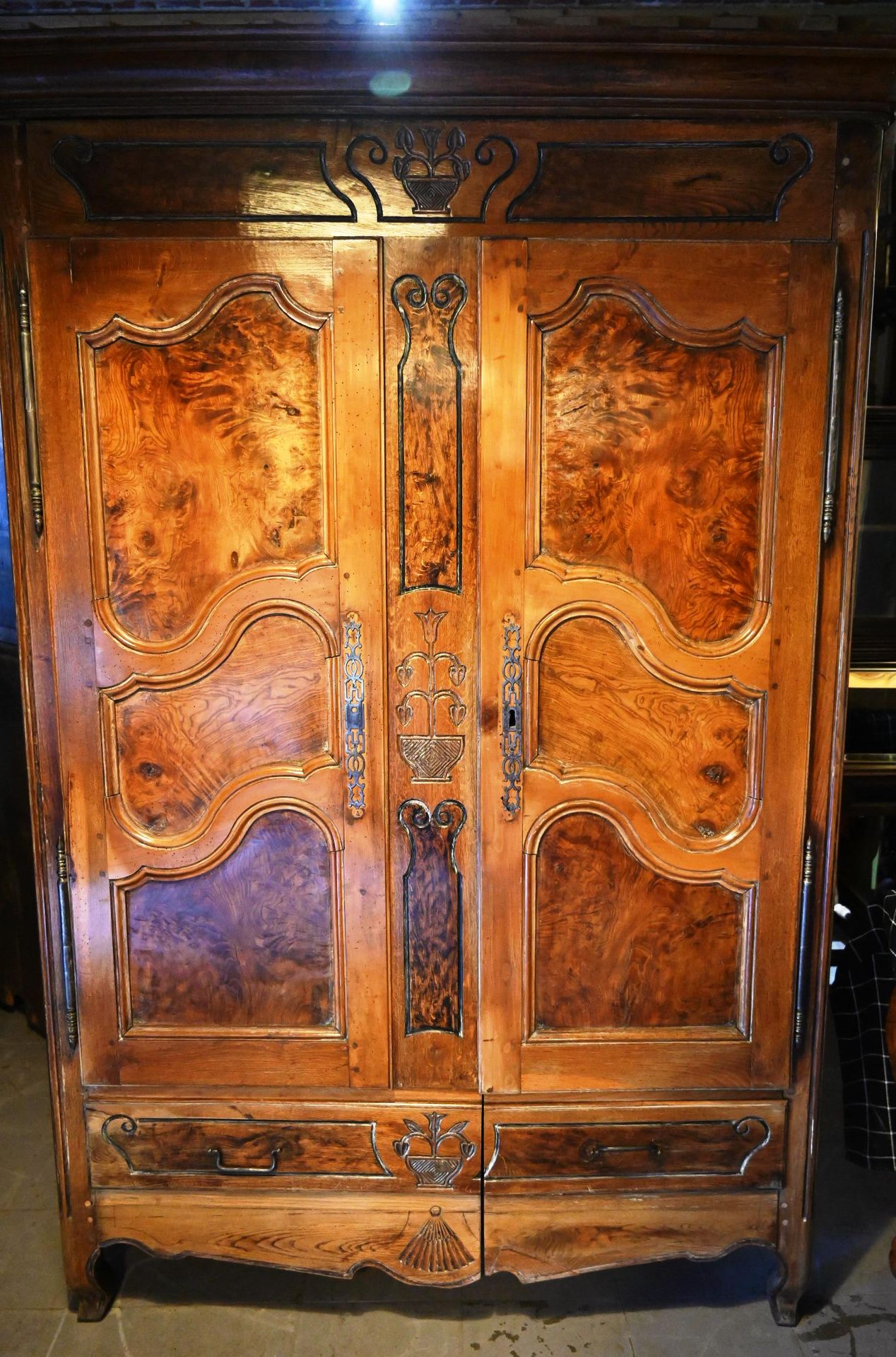 Armoire de mariage en noyer sculpté. 雕刻的胡桃木婚礼柜。

背部和修改。

尺寸：210厘米×140厘米×55厘米
