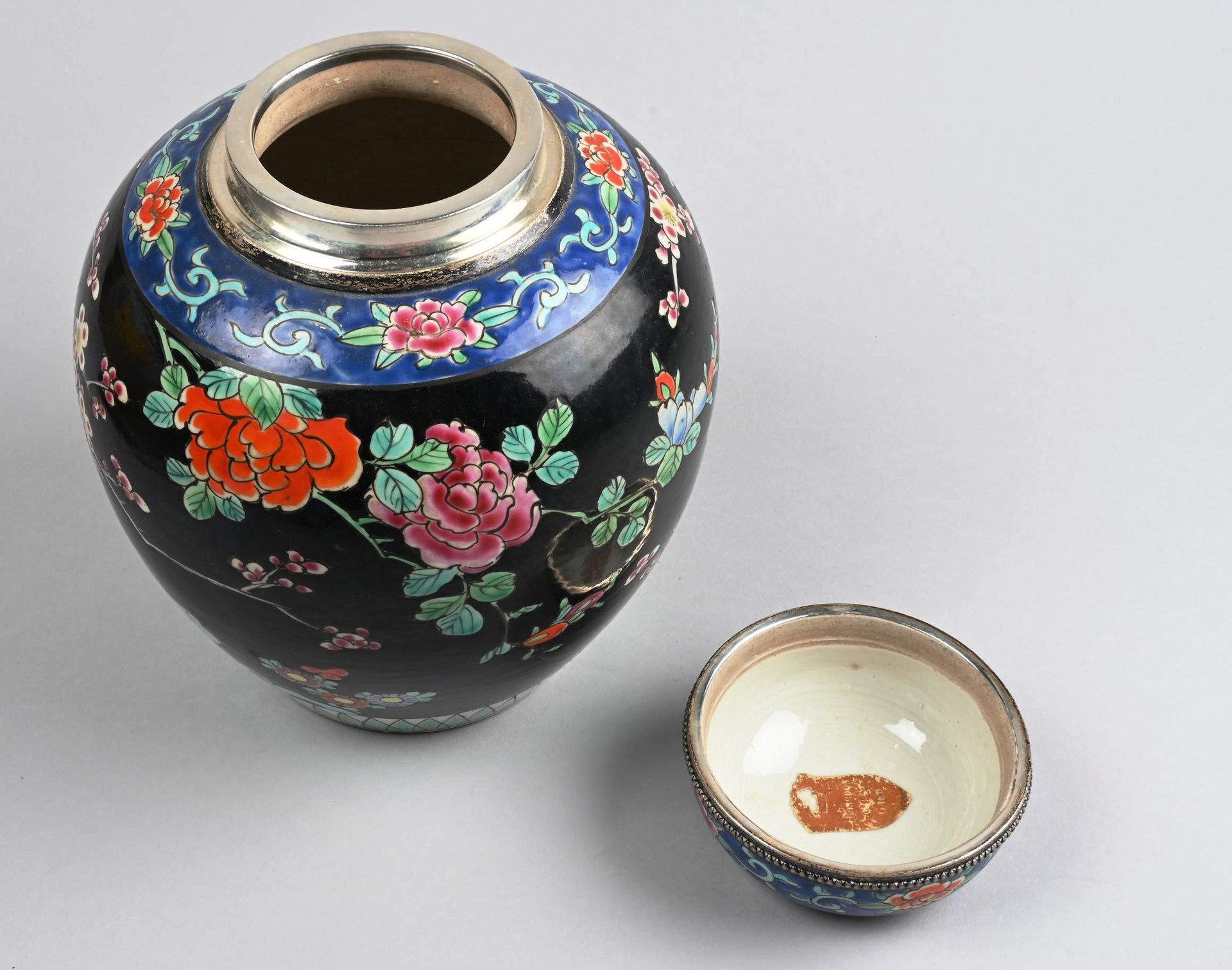 Japon Pot couvert en porcelaine 日本，有花鸟图案的瓷盖罐，金属环，20世纪 高：24厘米