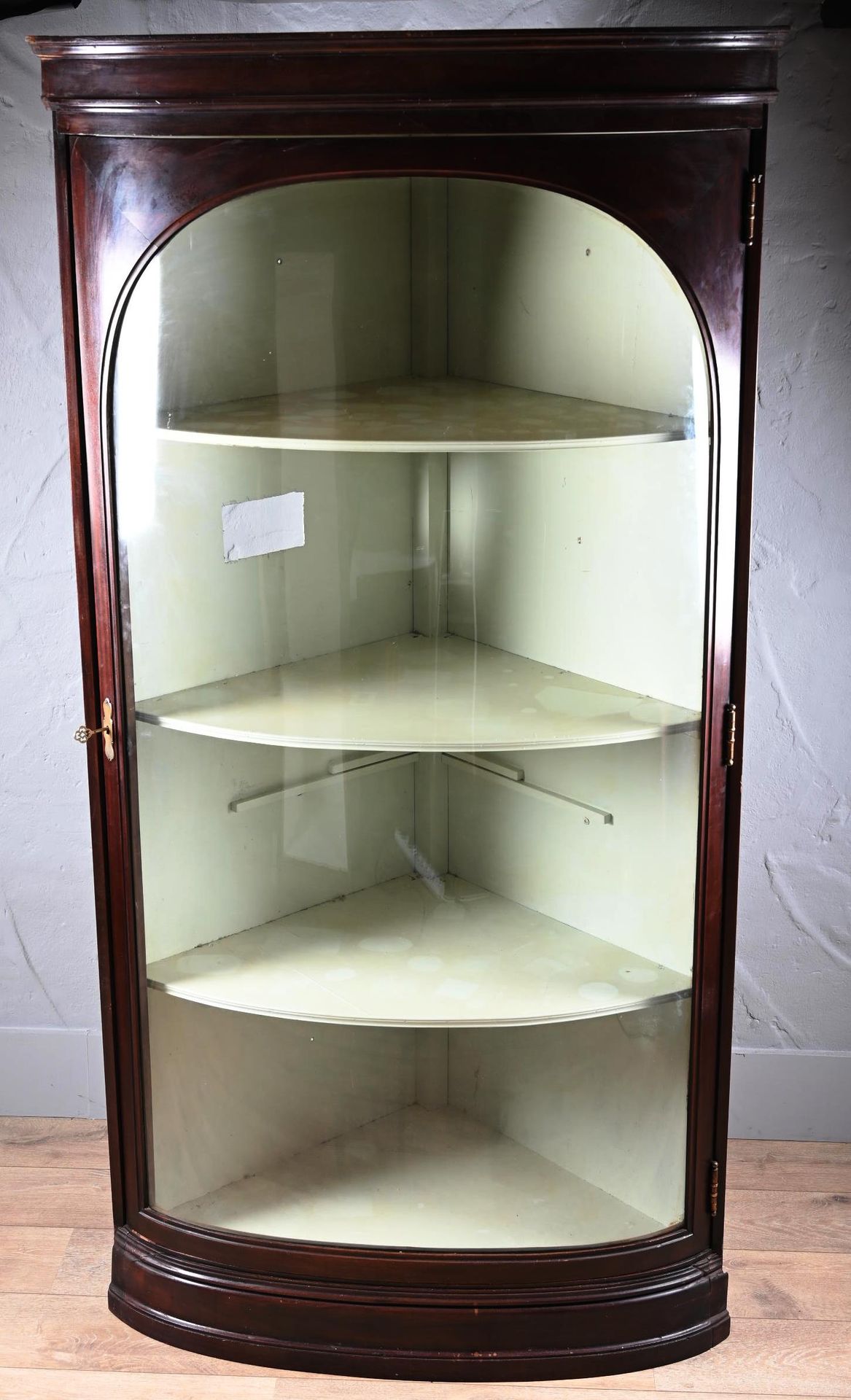 Grande encoignure en acajou Large mahogany corner cabinet with a curved glass op&hellip;