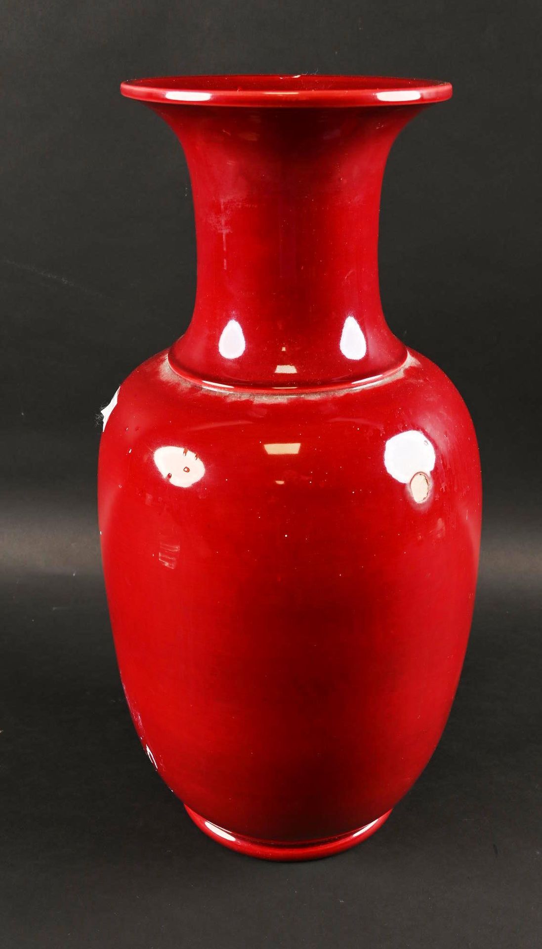 Grand vase en terre cuite vernissée rouge. Große Vase aus rot glasiertem Terrako&hellip;