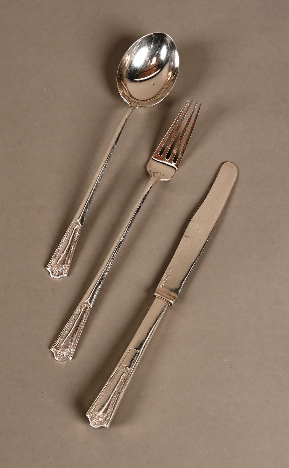 Suite de trois couverts en argent CHINA.

Suite of three silver cutlery. Chinese&hellip;