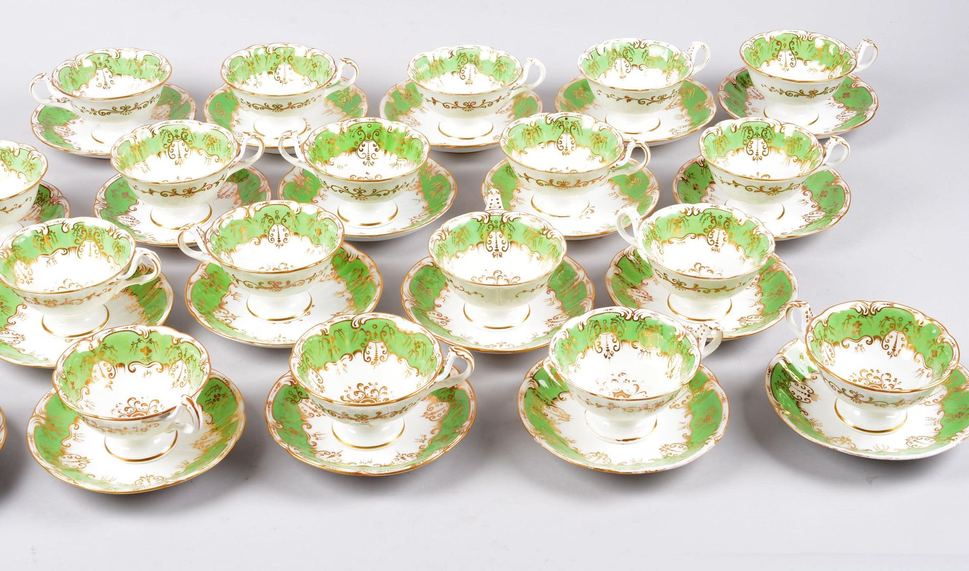 Partie de services à thé 巴黎瓷器茶具的一部分，多色的路易十五装饰。

20个杯子和20个碟子。