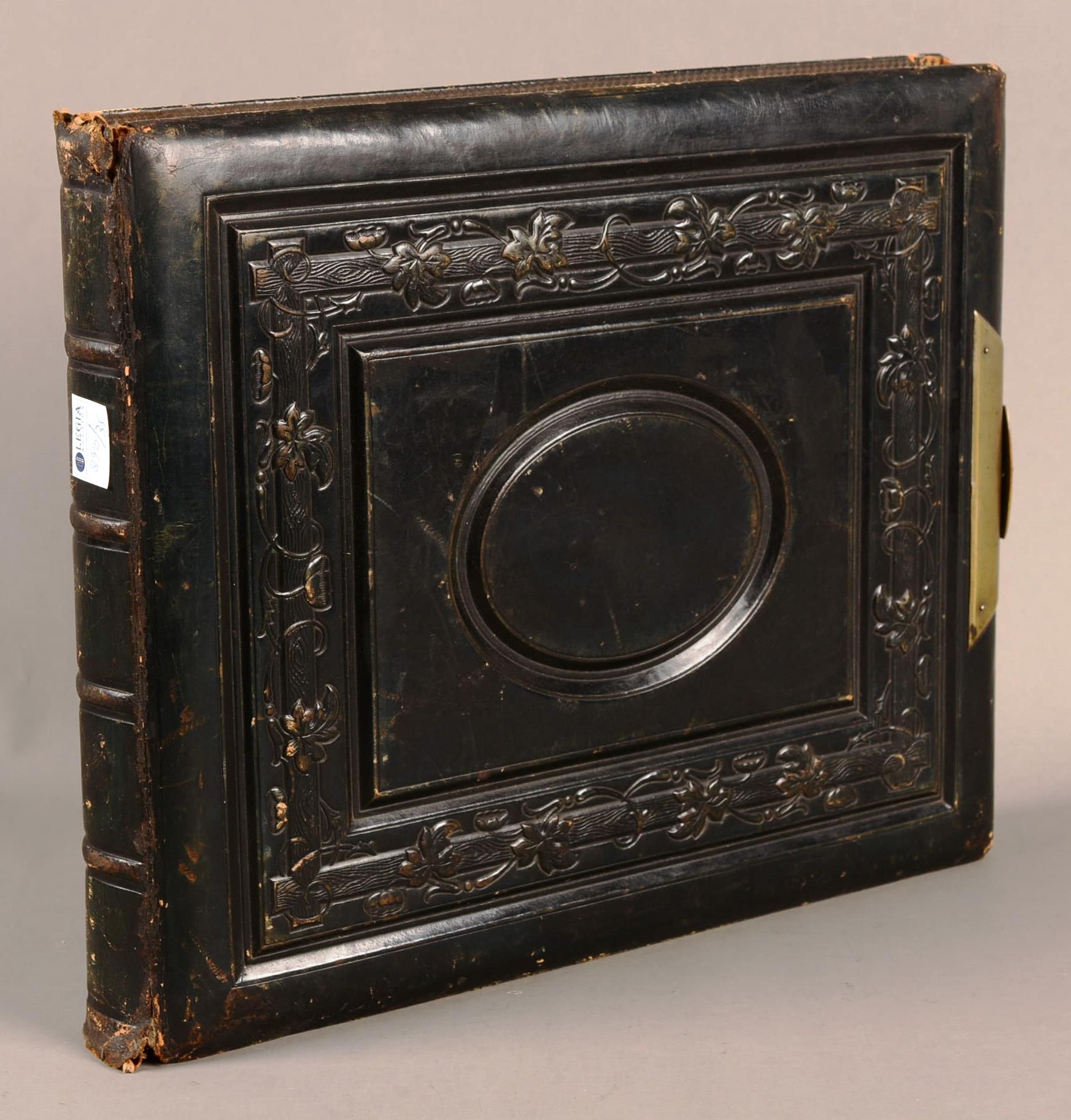 Album de photographies Album of photographs in embossed cardboard circa 1900.

A&hellip;