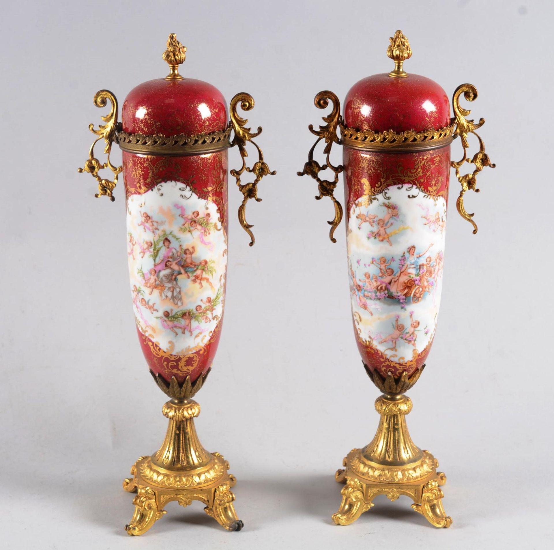 Paire de vases couverts Paire de vases couverts en porcelaine à fond rouge et dé&hellip;