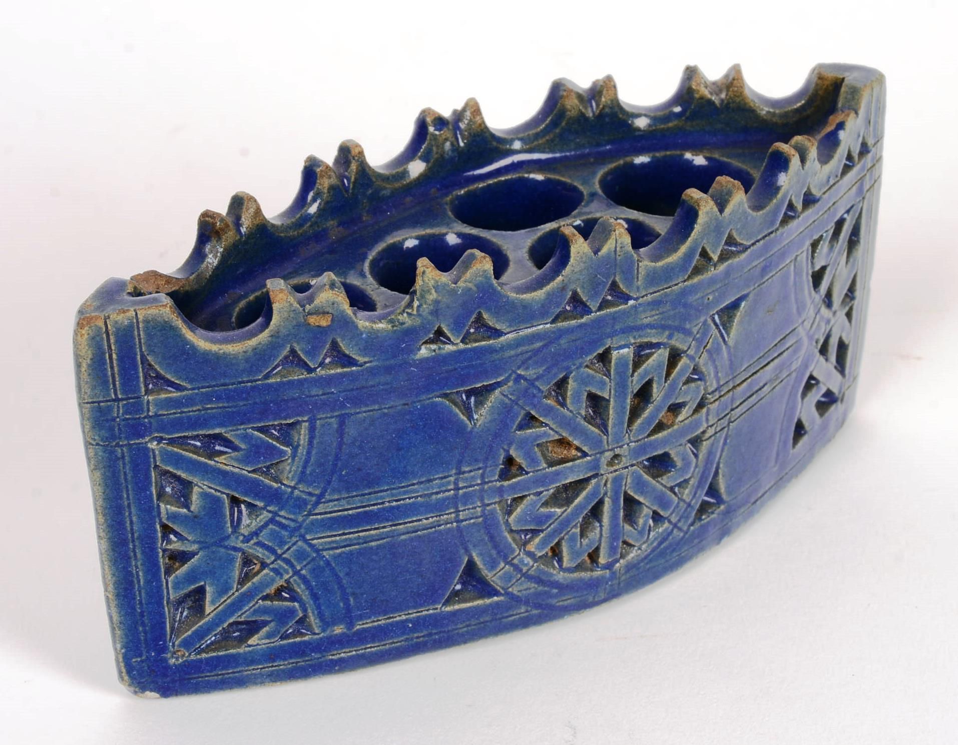 FÈS ( MAROC ) : Encrier 非斯（摩洛哥）。蓝色珐琅彩陶瓷的墨水瓶

梭子的形式。

大约1900/1930年。