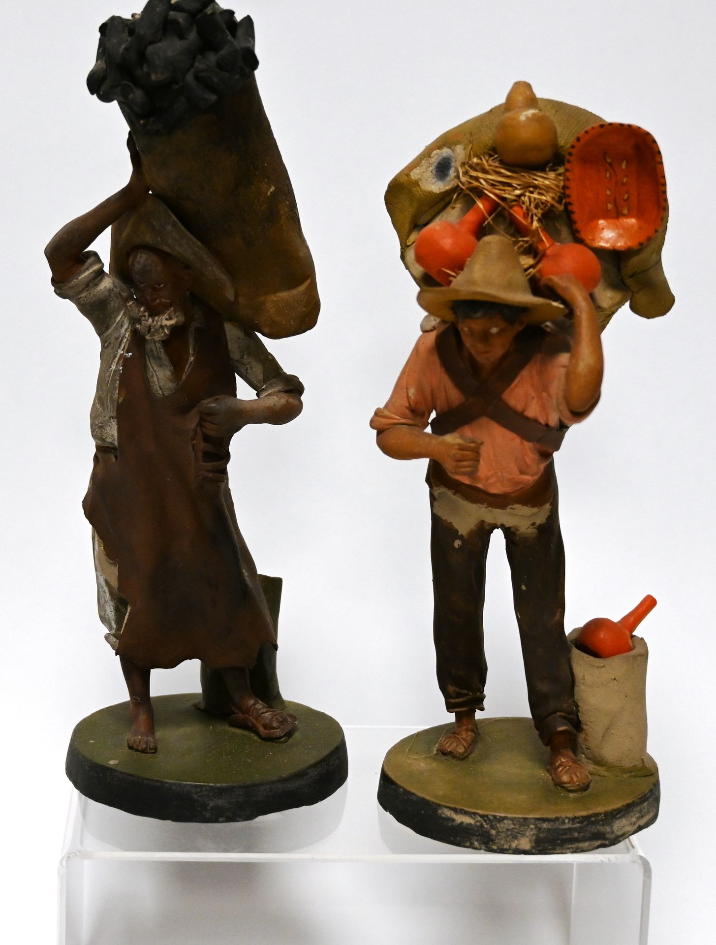 Suite de deux personnages en terre cuite. 两件陶俑的组曲。

"运煤车"：高：27厘米

"流动的商人" 高：25厘米