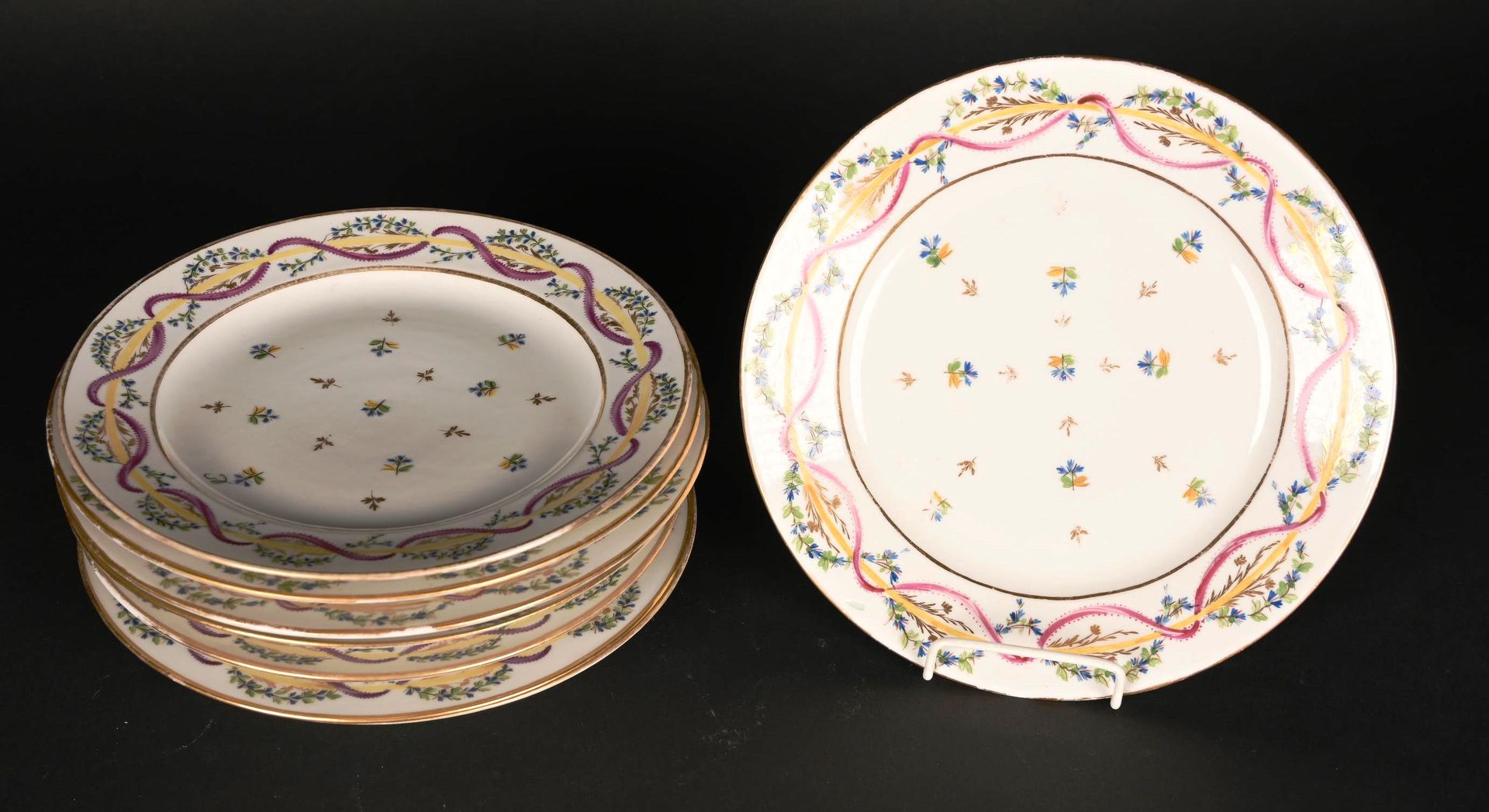 Belle suite de 10 assiettes en porcelaine 美丽的10个 "barbel "装饰的瓷盘套装。

法国，19世纪初。

直&hellip;