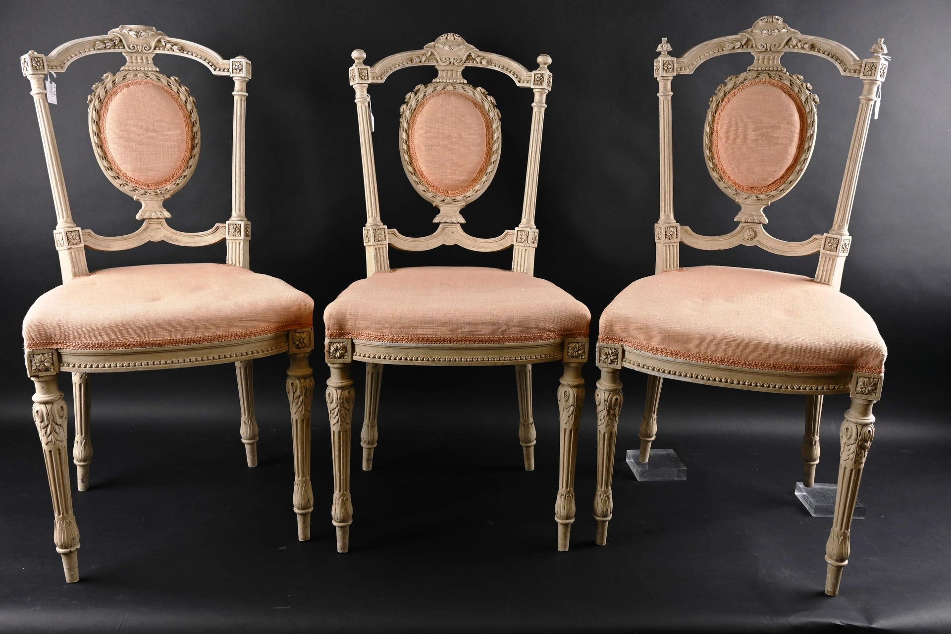 Suite de trois petites chaises Suite de trois petites chaises de style Louis XVI&hellip;