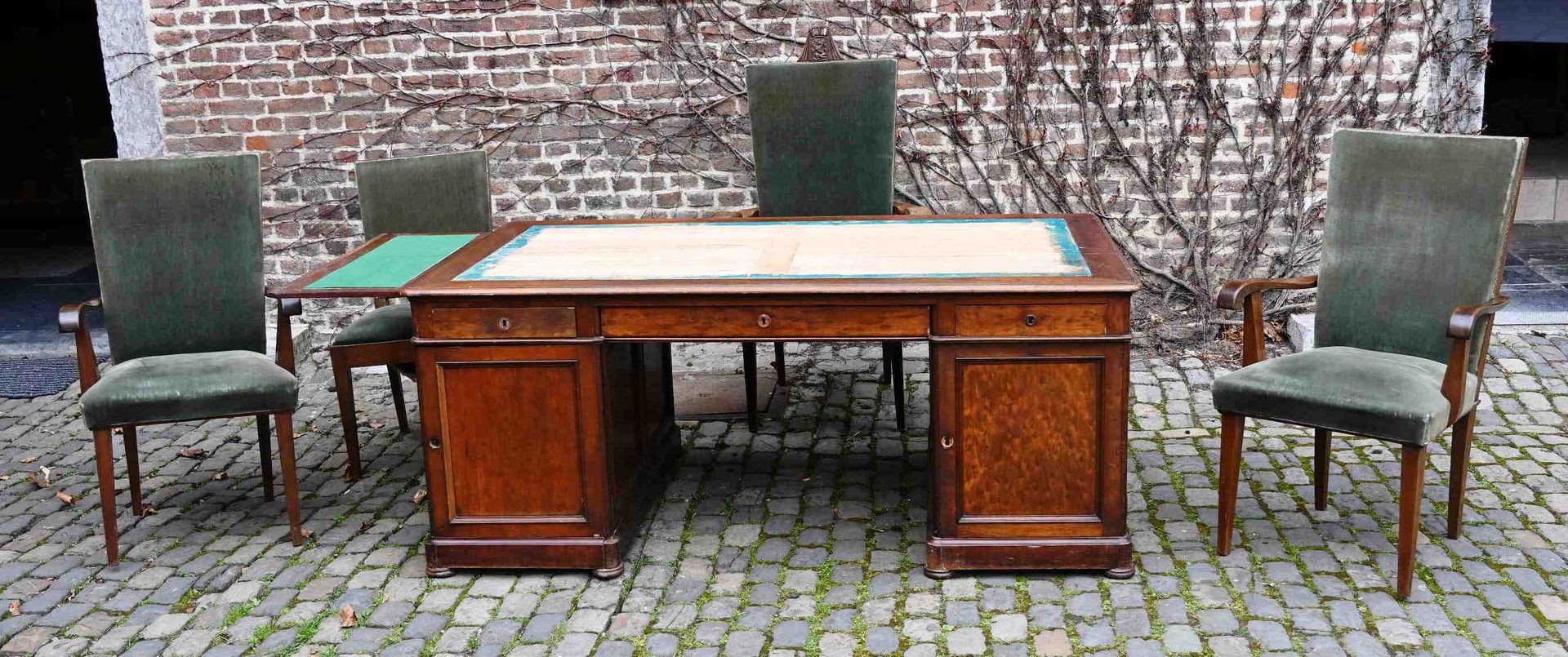 Mobilier en provenance du bureau 林堡省（比利时）省长办公室的家具

红木平面书桌，带三个抽屉（尺寸：75厘米x185厘米x11&hellip;