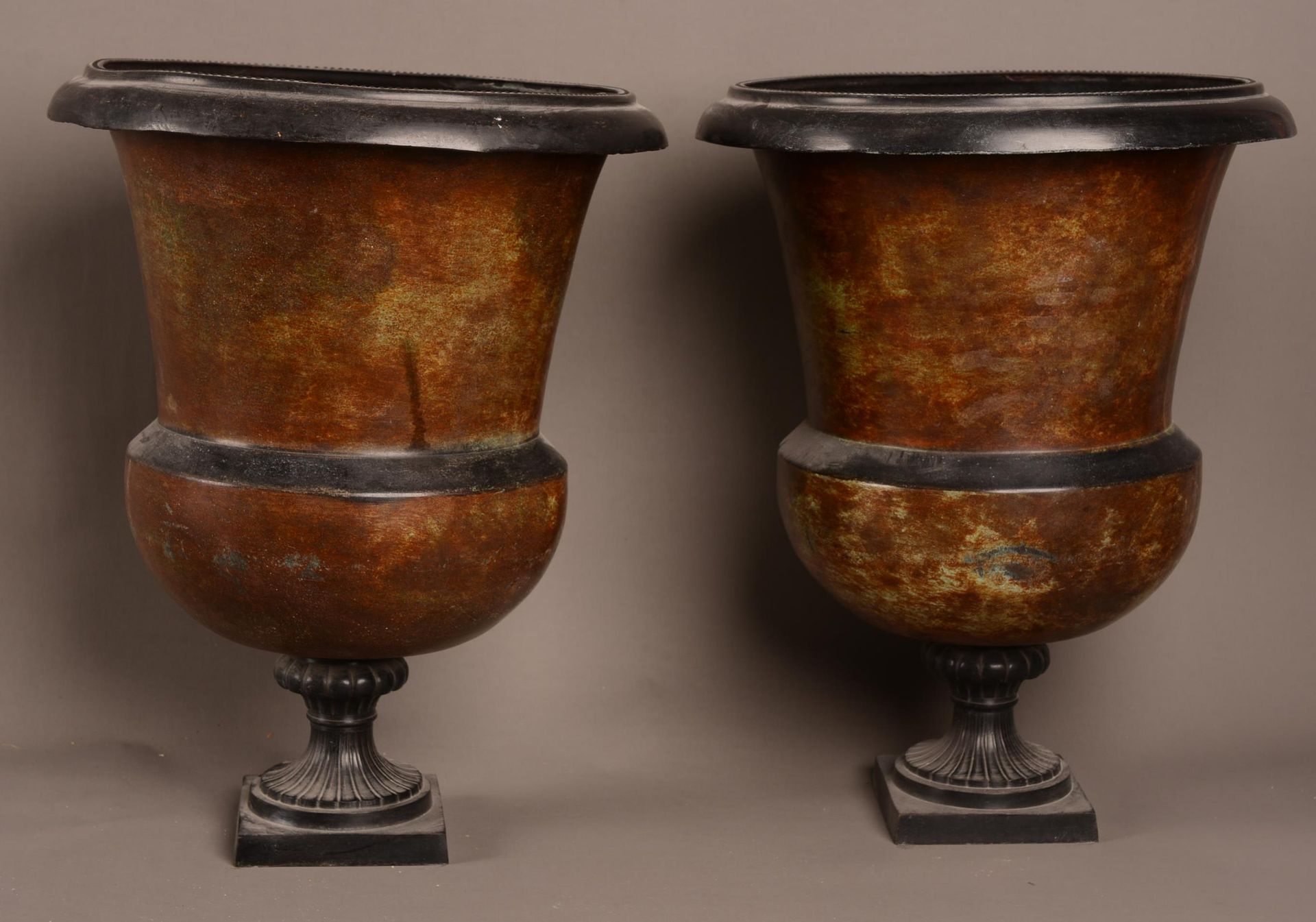 Paire de vases Médicis Pair of Medici vases in painted sheet metal.

Pedestal wi&hellip;
