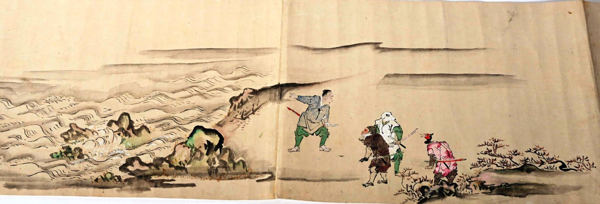 Long rouleaux MAKIMONO 日本。

长长的MAKIMONO纸质卷轴，其场景讲述了桃太郎和他的三个同伴的冒险。