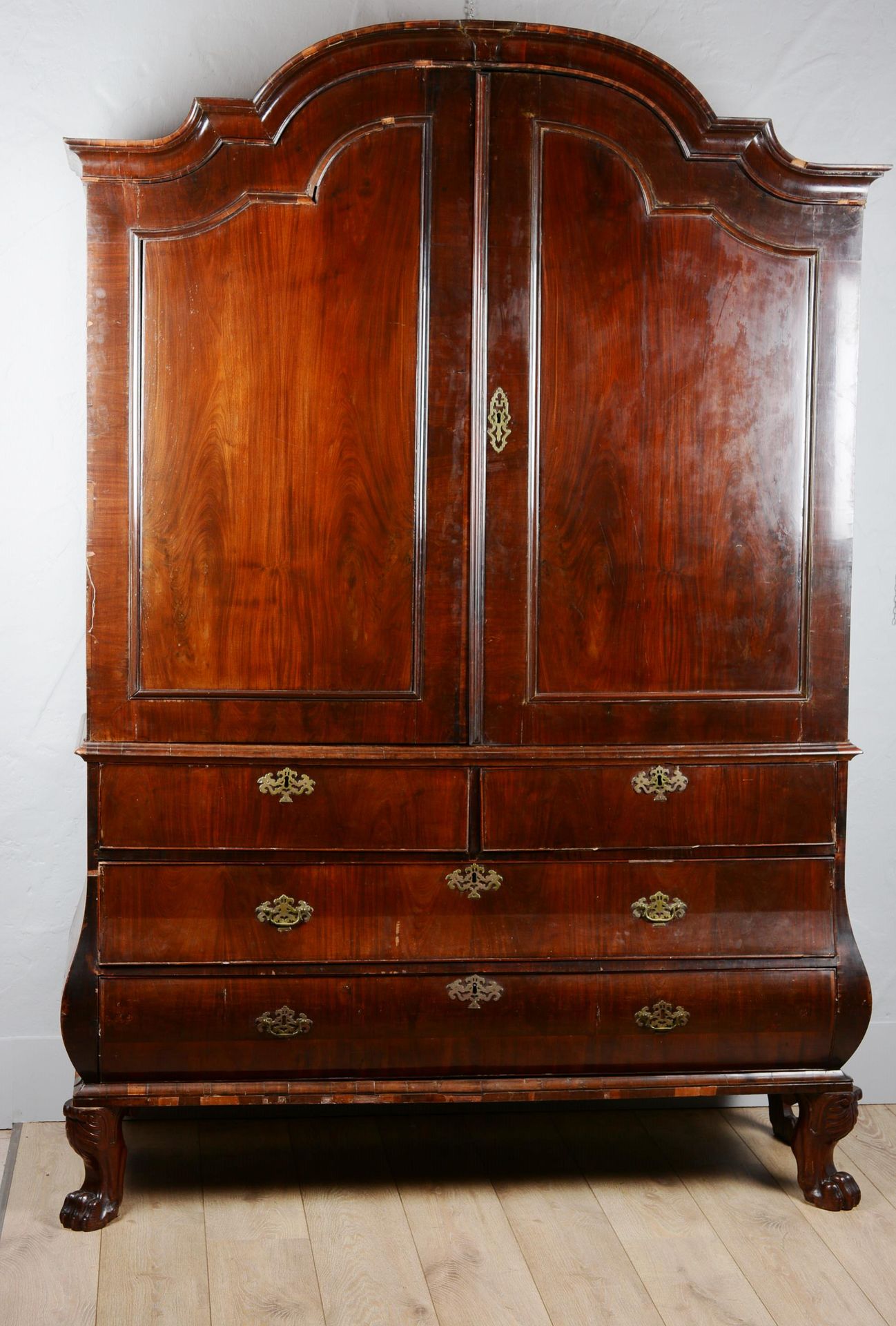 Grande argentière en acajou Large mahogany chest of drawers with three drawers a&hellip;
