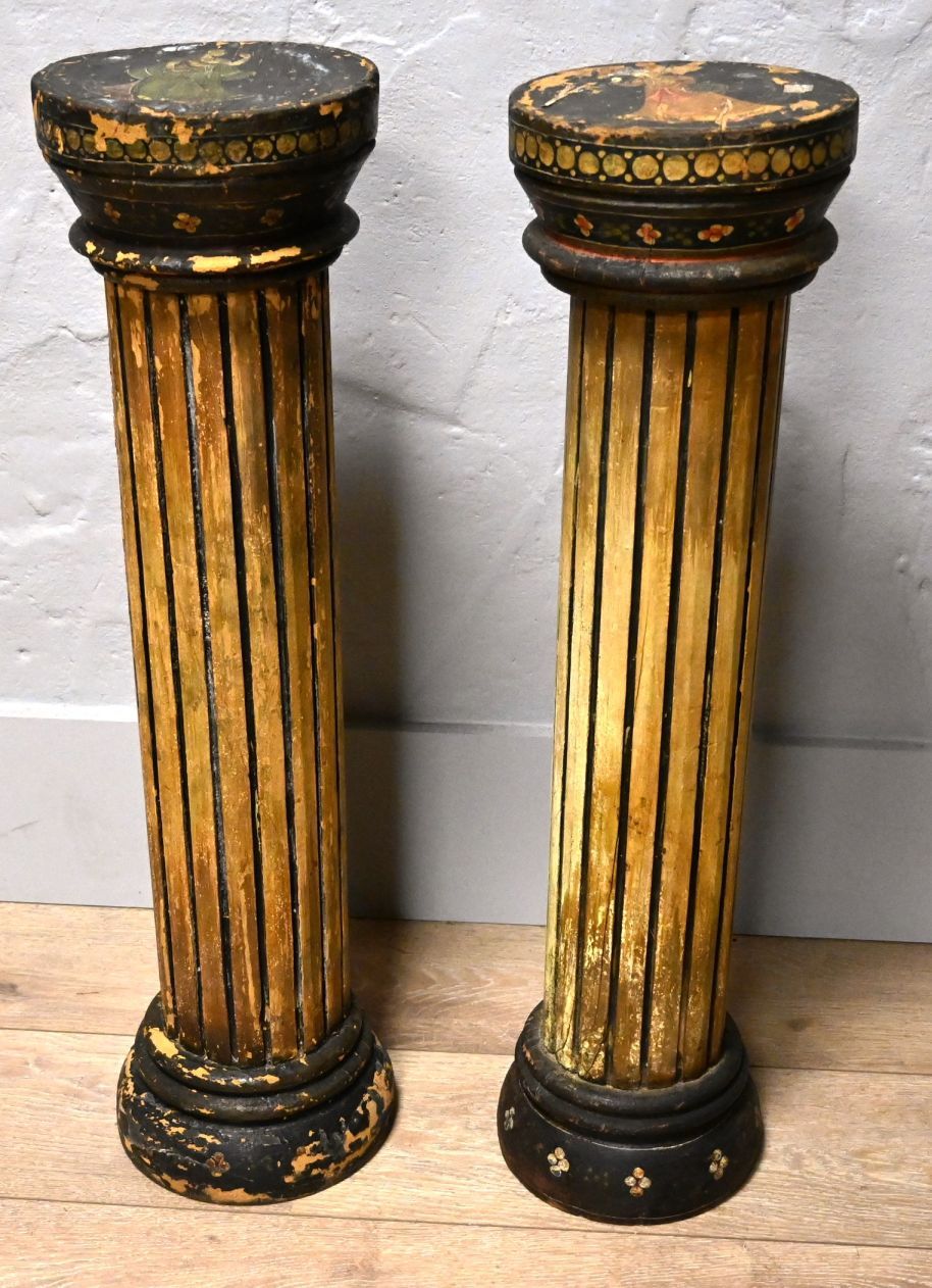 Paire de colonnes basses 一对低矮的柱子，有彩绘凹槽和印度教人物。

高：82.5厘米