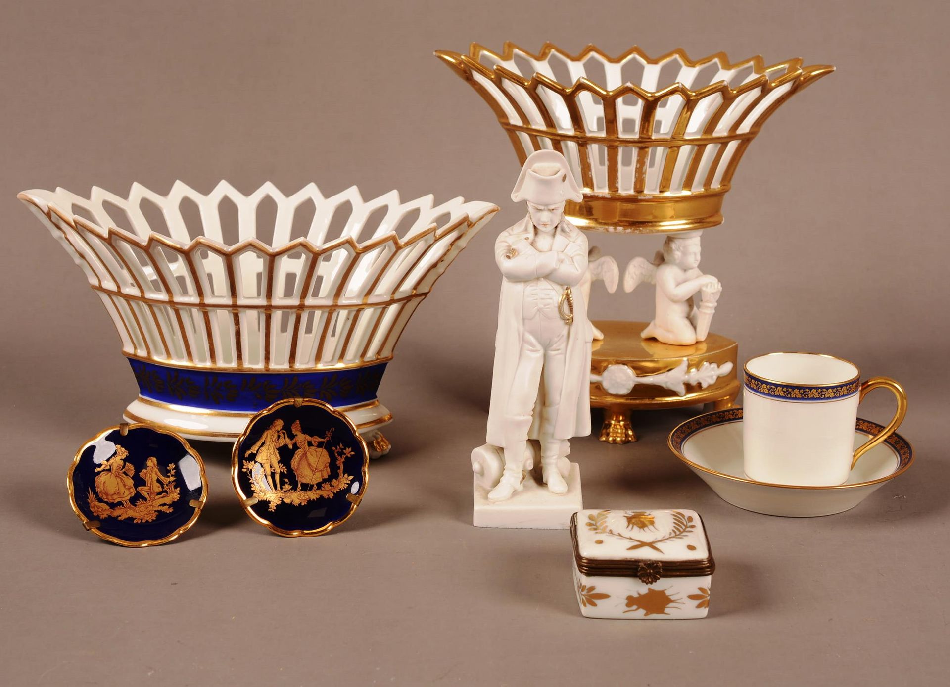Suite de 7 éléments en porcelaine 由7个元素组成的瓷器或饼干套装。

拿破仑--中心摆件--盒子--盘子和杯子。