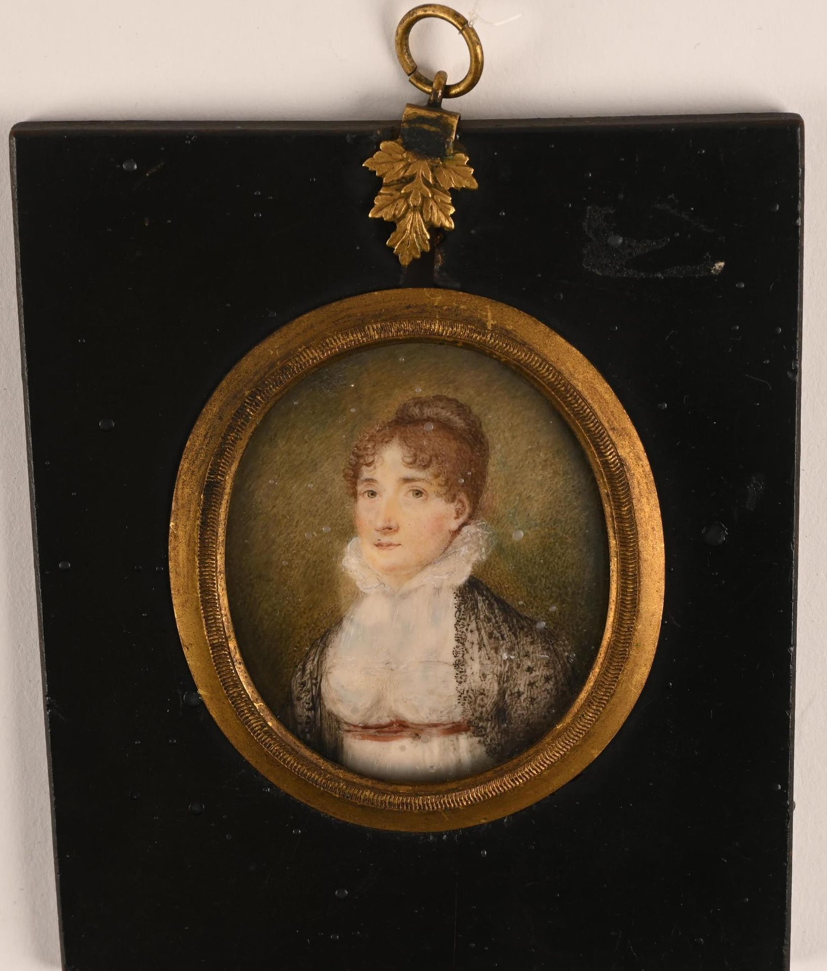 " Portrait de dame"[Miniature] [迷你型]

19世纪初的法国学校。

"一位女士的肖像"。

椭圆形水粉画。

尺寸：6.5厘米