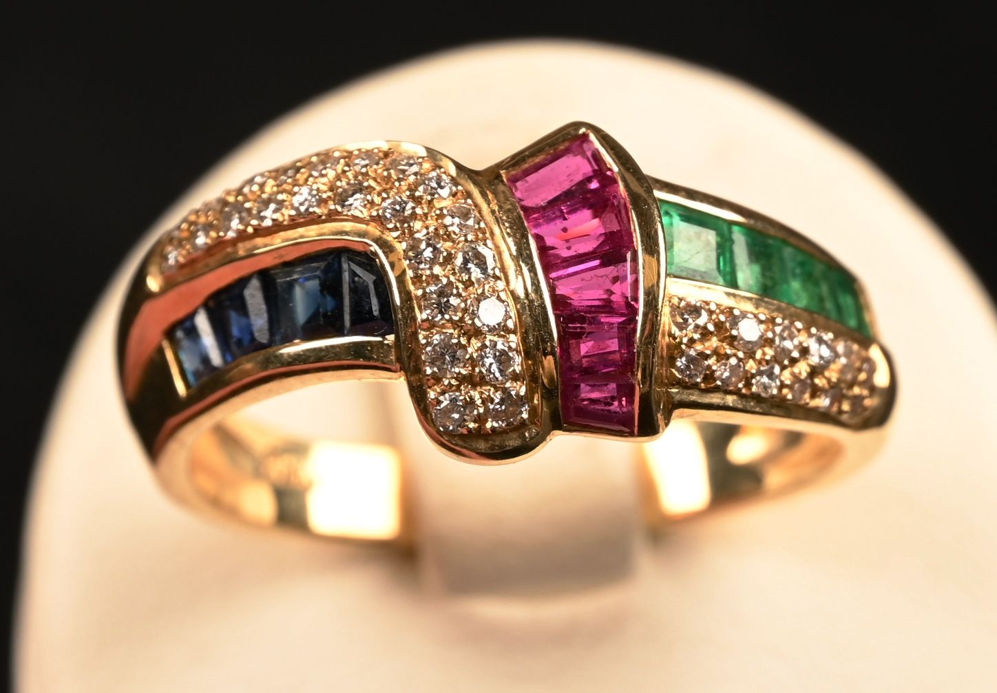 Bague en or jaune, rubis , émeraude et diamants; 18K黄金戒指，镶嵌蓝宝石、绿宝石和长方形红宝石。
38颗0.&hellip;