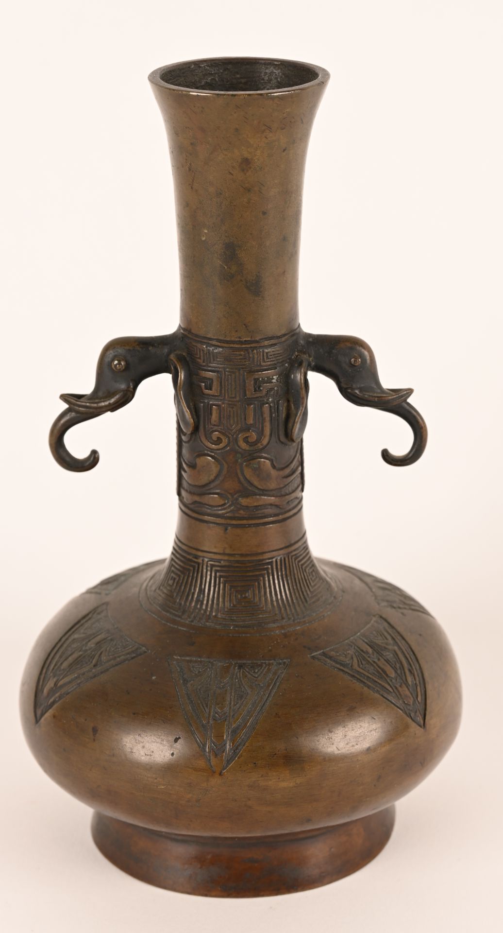 Vase en bronze patiné à décor gravé CHINA.
Vase in patinated bronze with engrave&hellip;