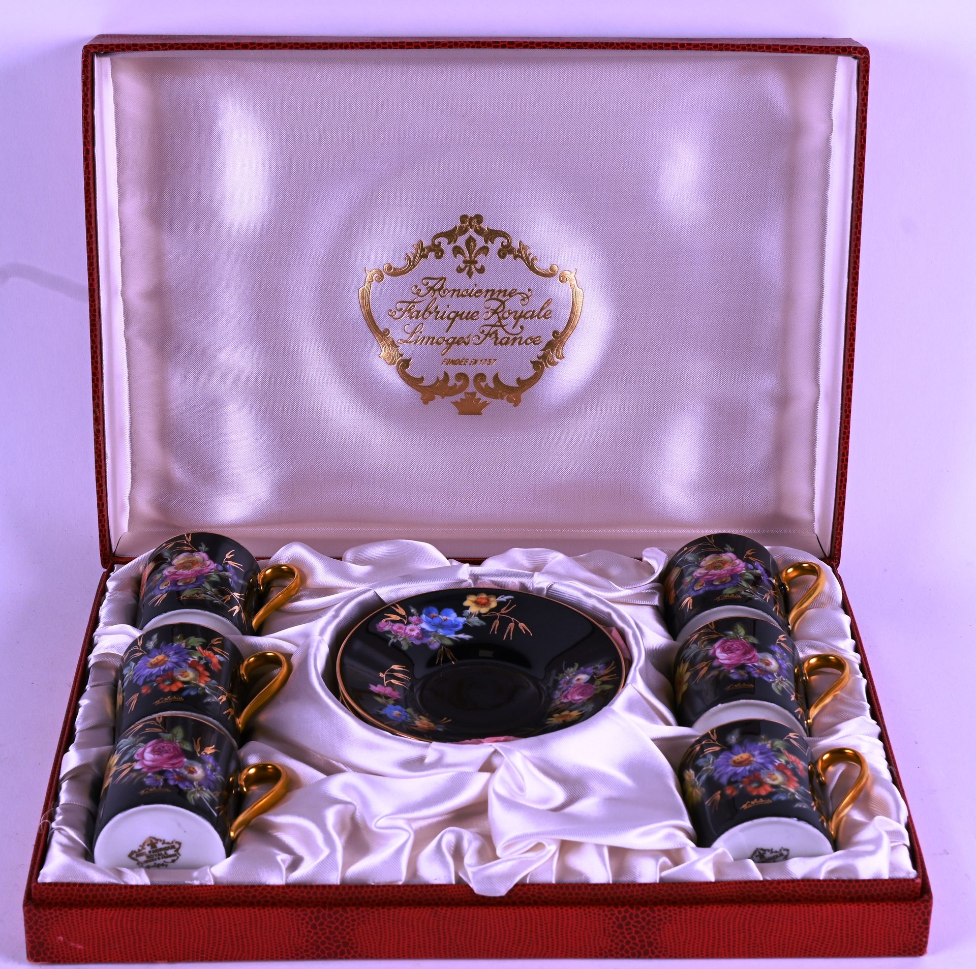 Six tasses et six soutasses en porcelaine 黑底多色花装饰的瓷器六杯六盘盒，署名d'Artois的利摩日高级瓷器。