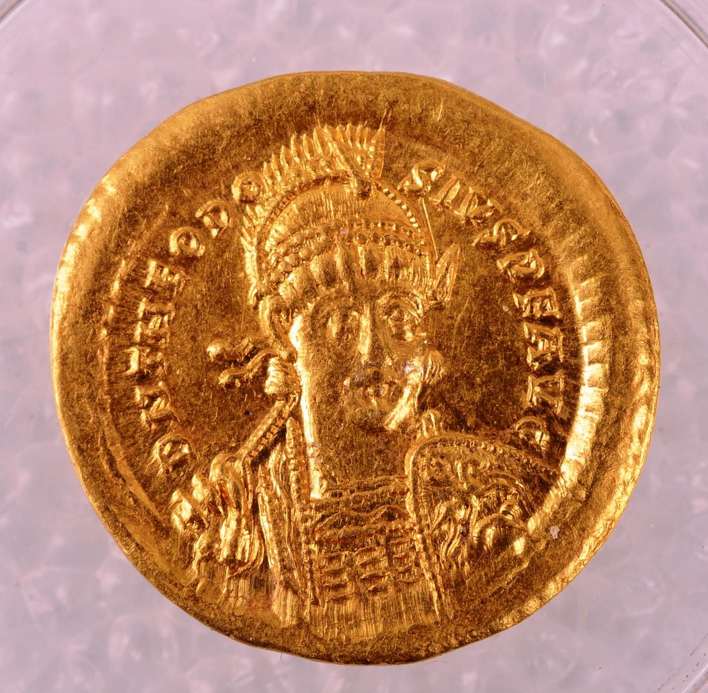 THEODOSE II ( 408 - 450 ) [Numismática]
TEODOSIO II ( 408 - 450 )
Anverso : D.N.&hellip;