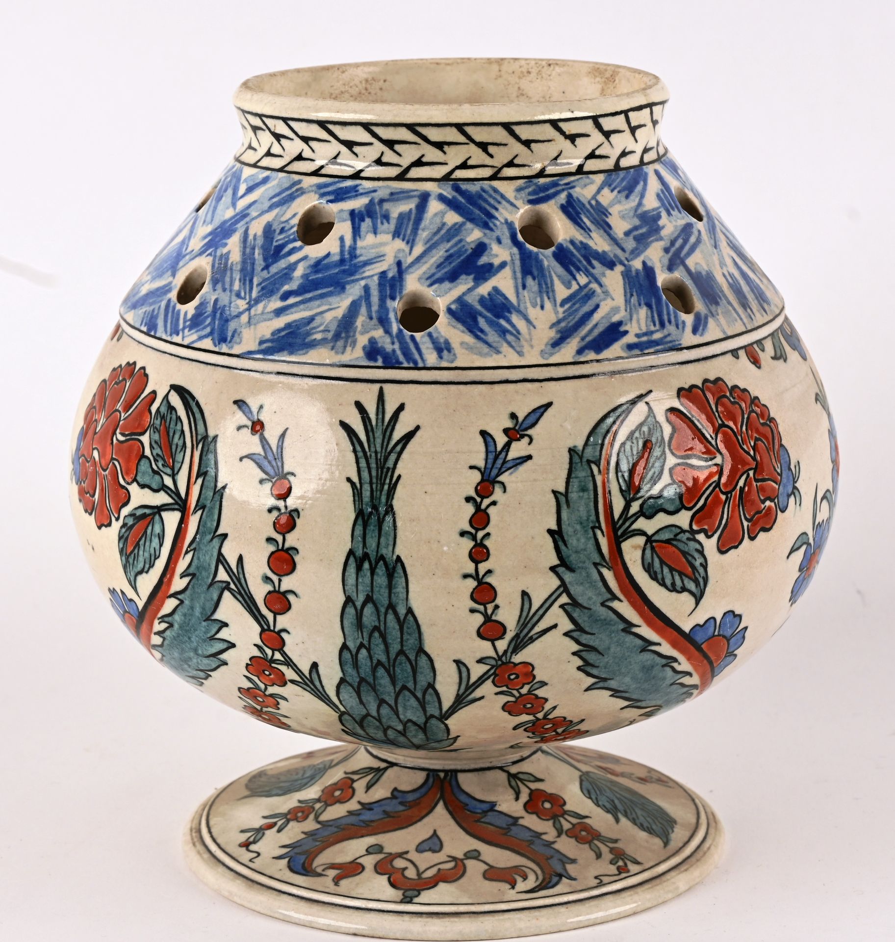 SAMSON vase dans le goût Iznik 19世纪下半叶的SAMSON
伊兹尼克风格的多色陶瓷花瓶，顶部有穿孔 高：19厘米 底下有签名