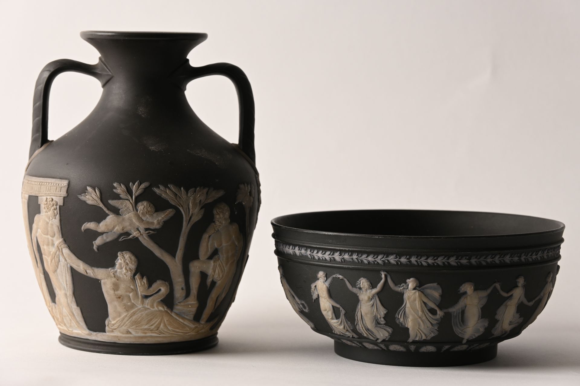 WEDGWOOD Deux pièces WEDGWOOD两件式黑色玄武岩花瓶。 
波特兰花瓶的复制品，白色的卵形瓶身上有古典人物（高：16厘米）和 "跳舞的时&hellip;